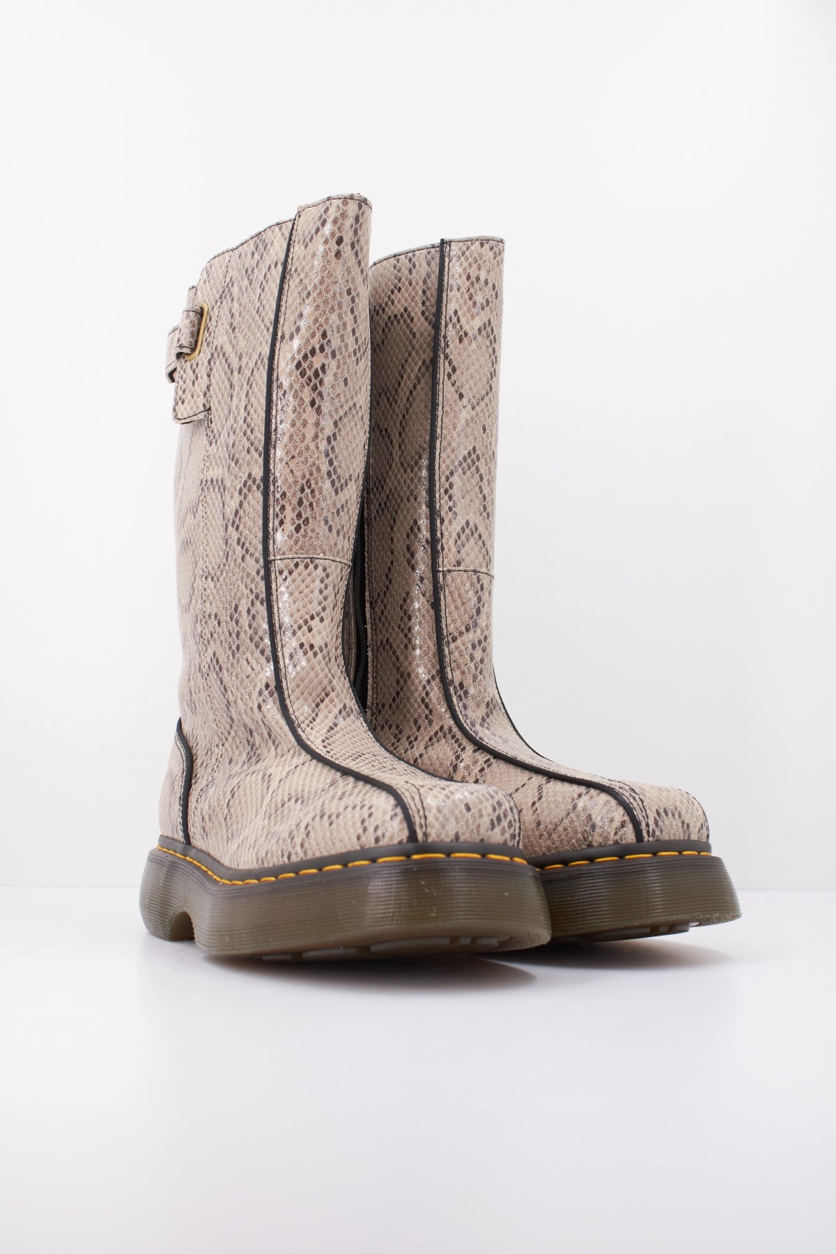 DR. MARTENS BUZZ HI en color ANIMAL PRINT  (2)
