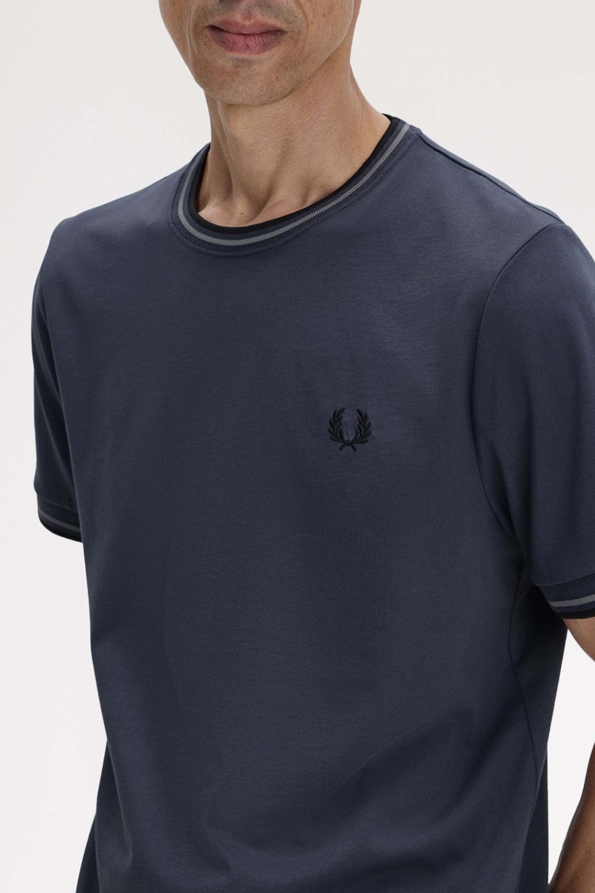 FRED PERRY  TWIN TIPPED T-SHIRT en color GRIS  (3)