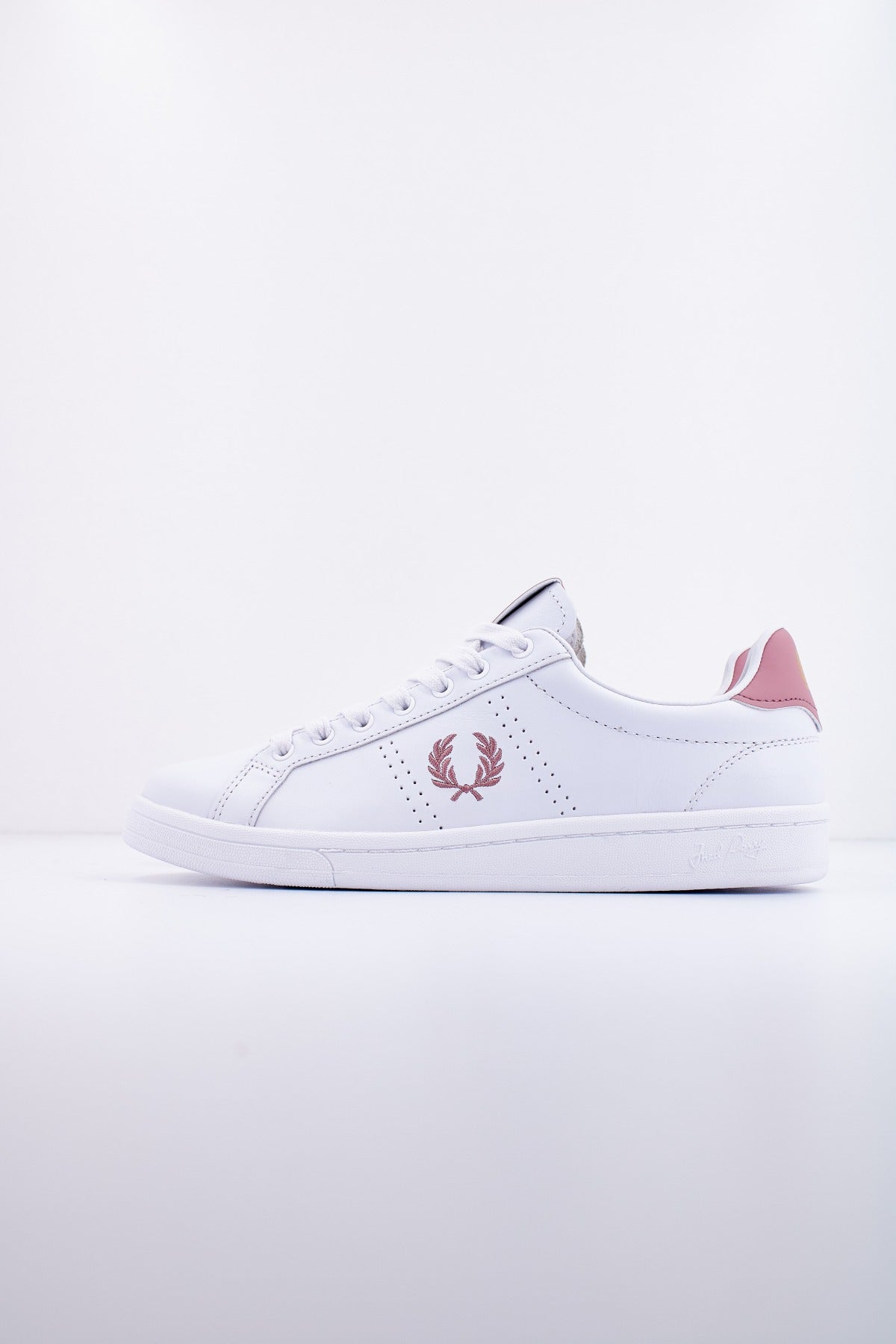 FRED PERRY LEATHER en color BLANCO  (1)
