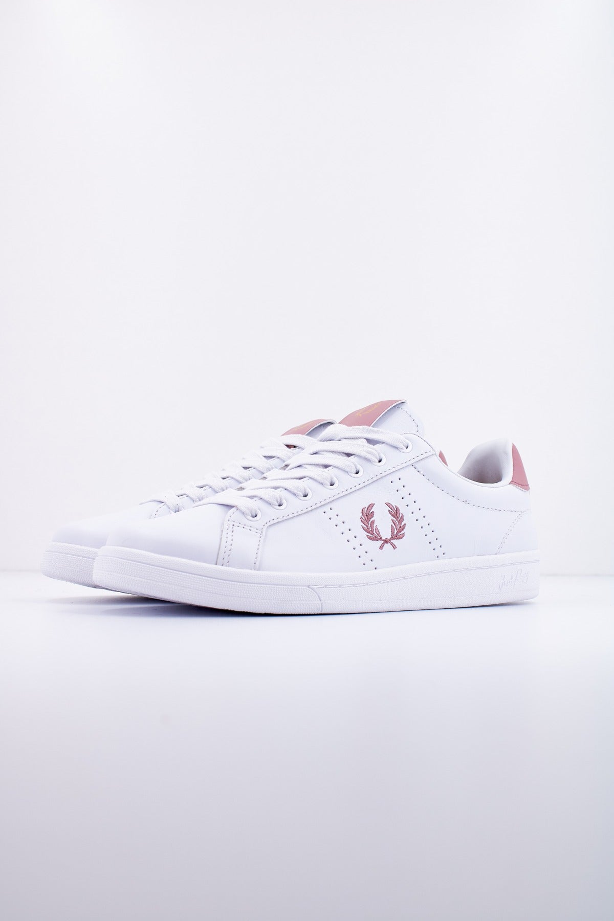 FRED PERRY LEATHER en color BLANCO  (2)