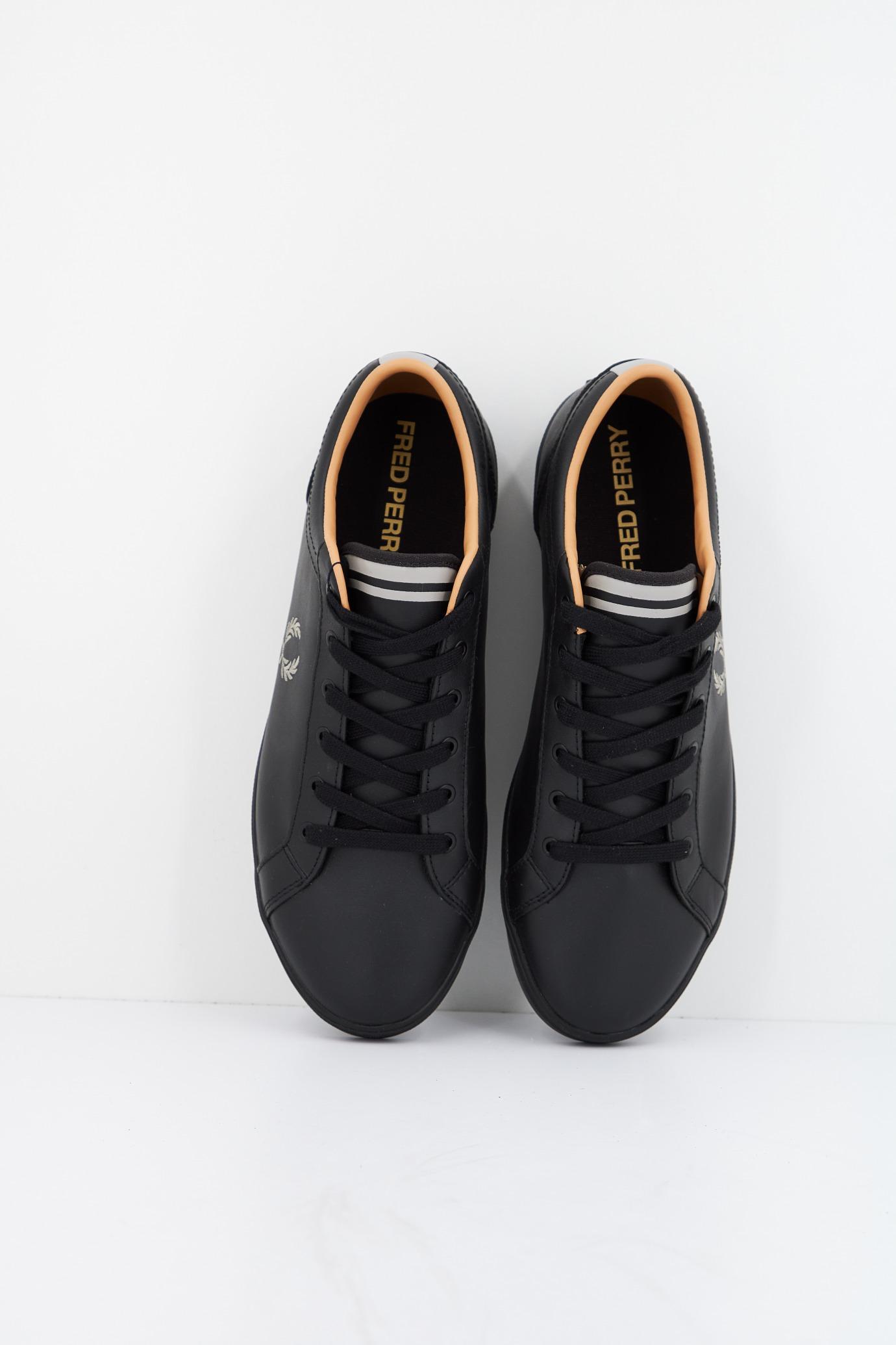FRED PERRY BASELINE LEATHER en color NEGRO  (2)