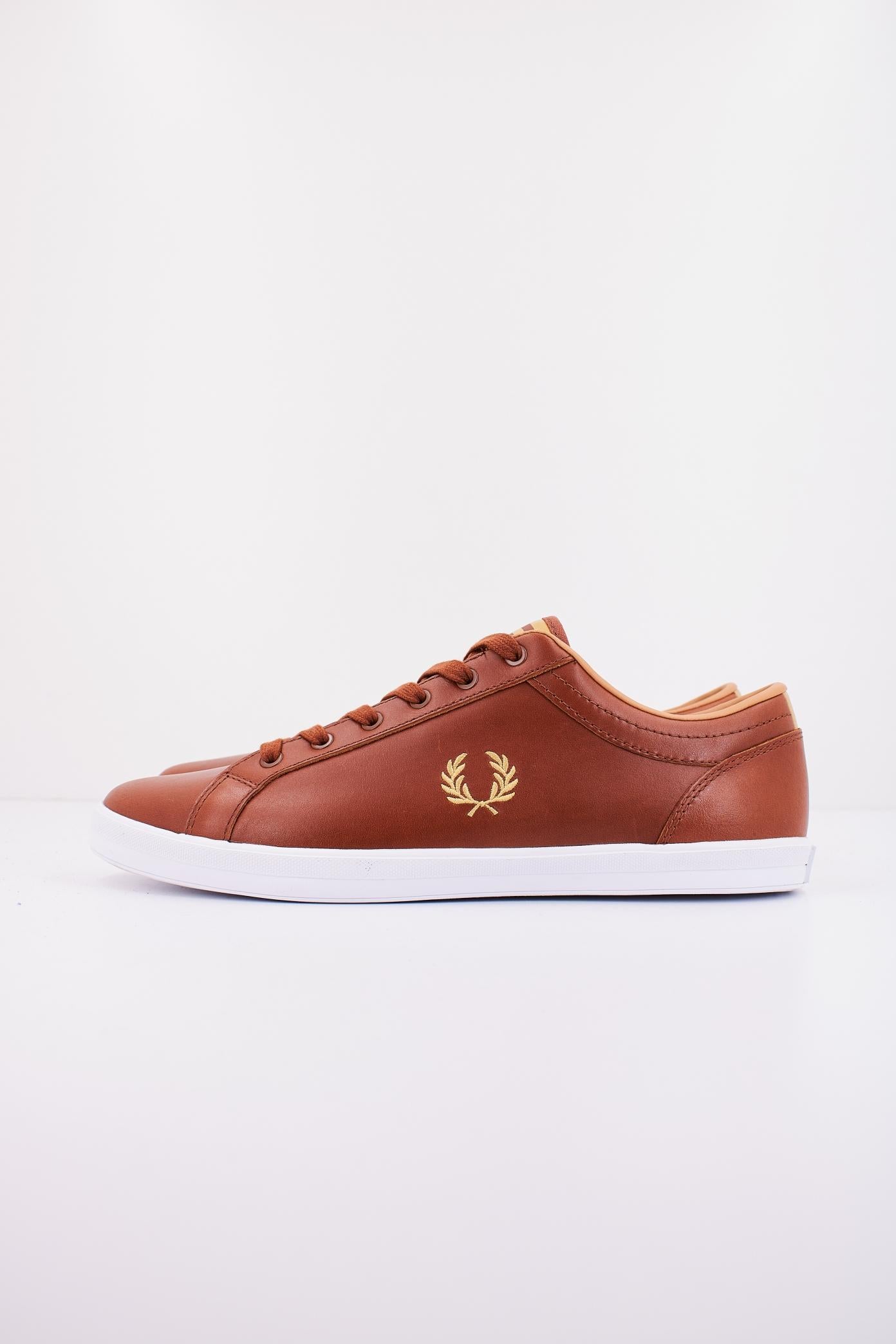 FRED PERRY BASELINE LEATHER en color MARRON  (1)