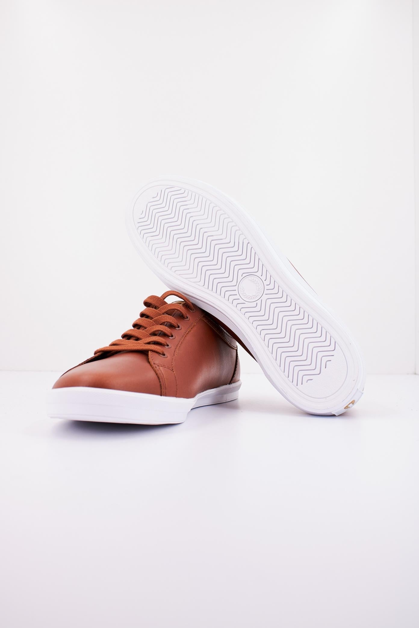 FRED PERRY BASELINE LEATHER en color MARRON  (4)