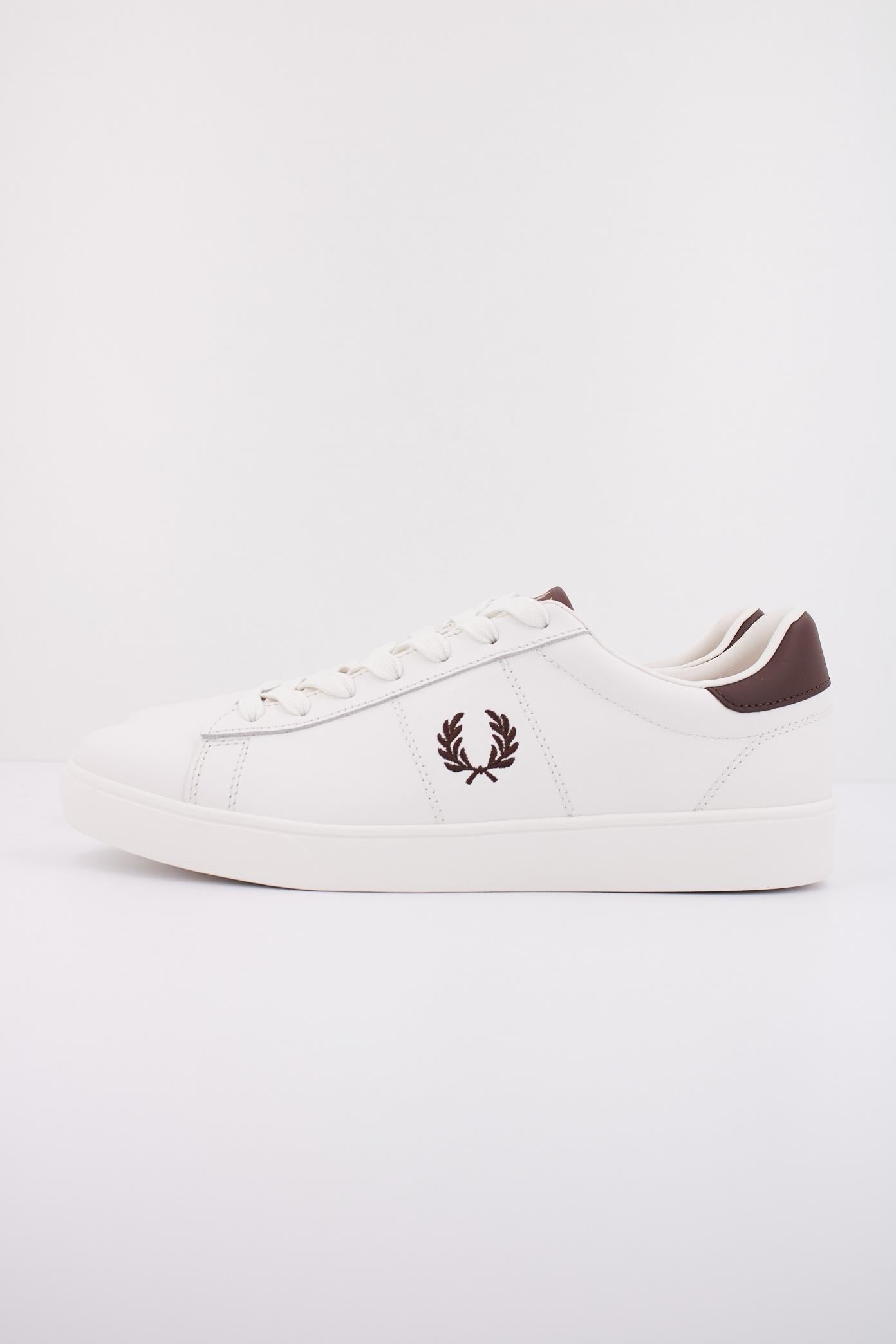 FRED PERRY SPENCER LEATHER en color BLANCO  (1)