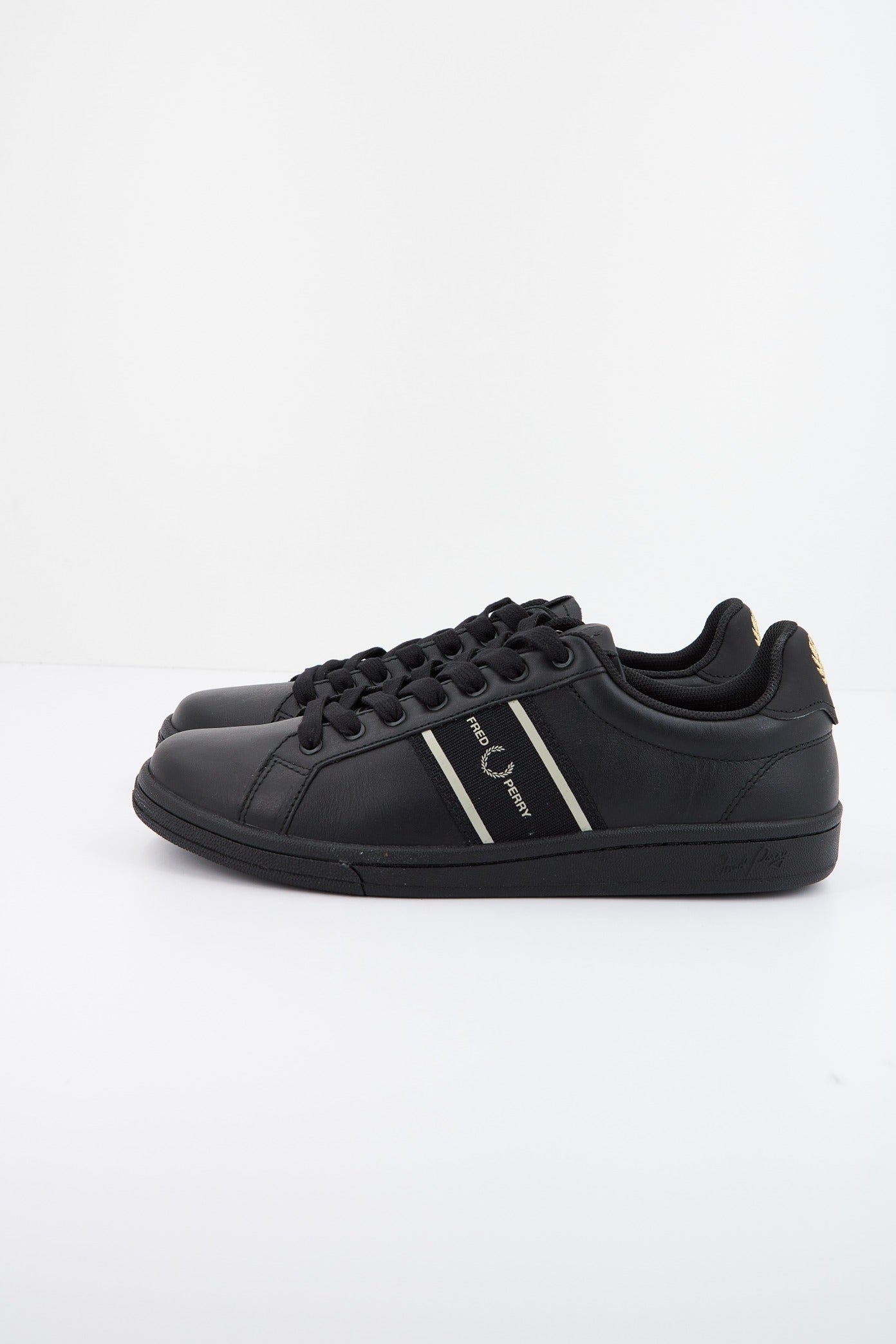 FRED PERRY B LEATHER en color NEGRO  (1)