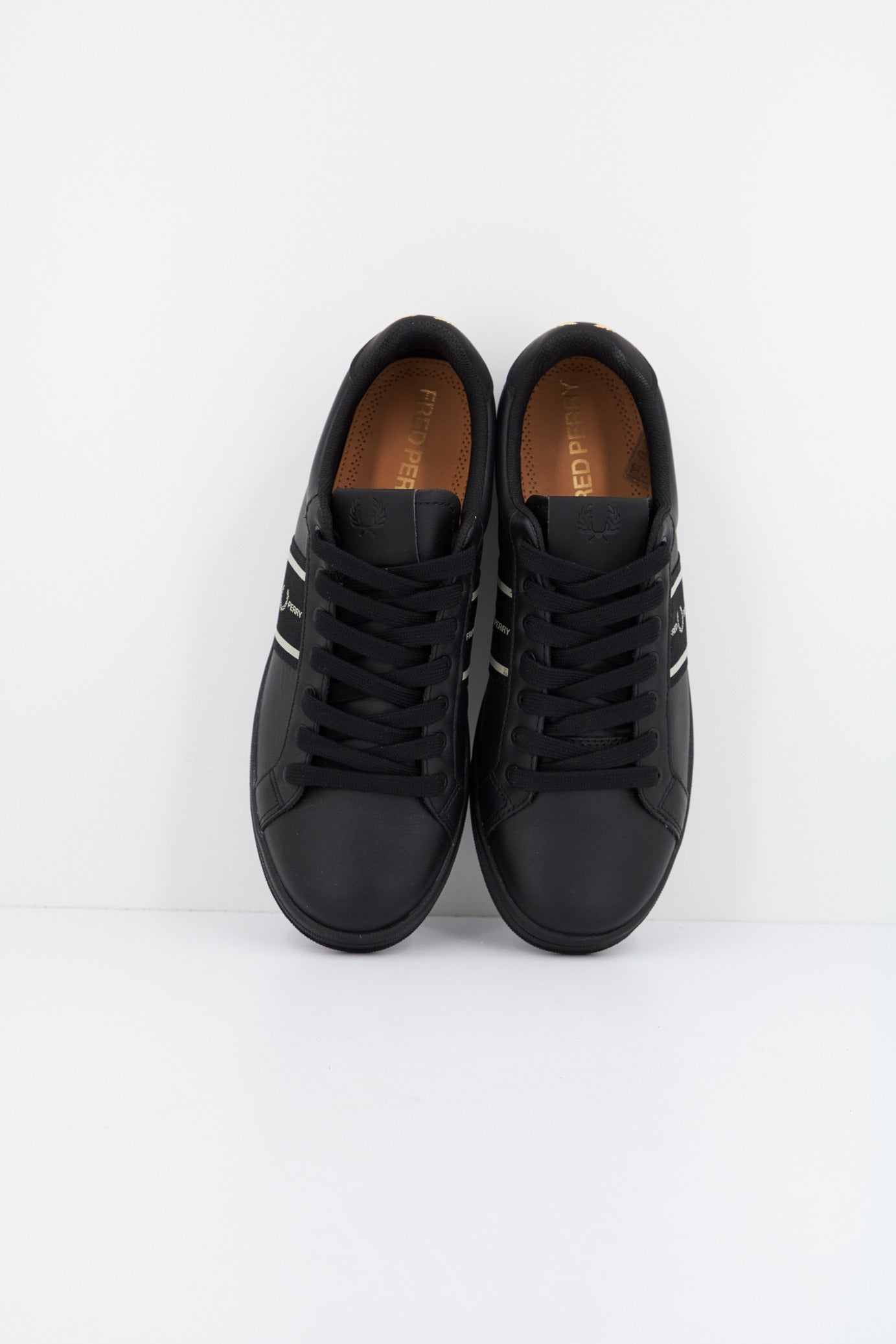 FRED PERRY B LEATHER en color NEGRO  (2)