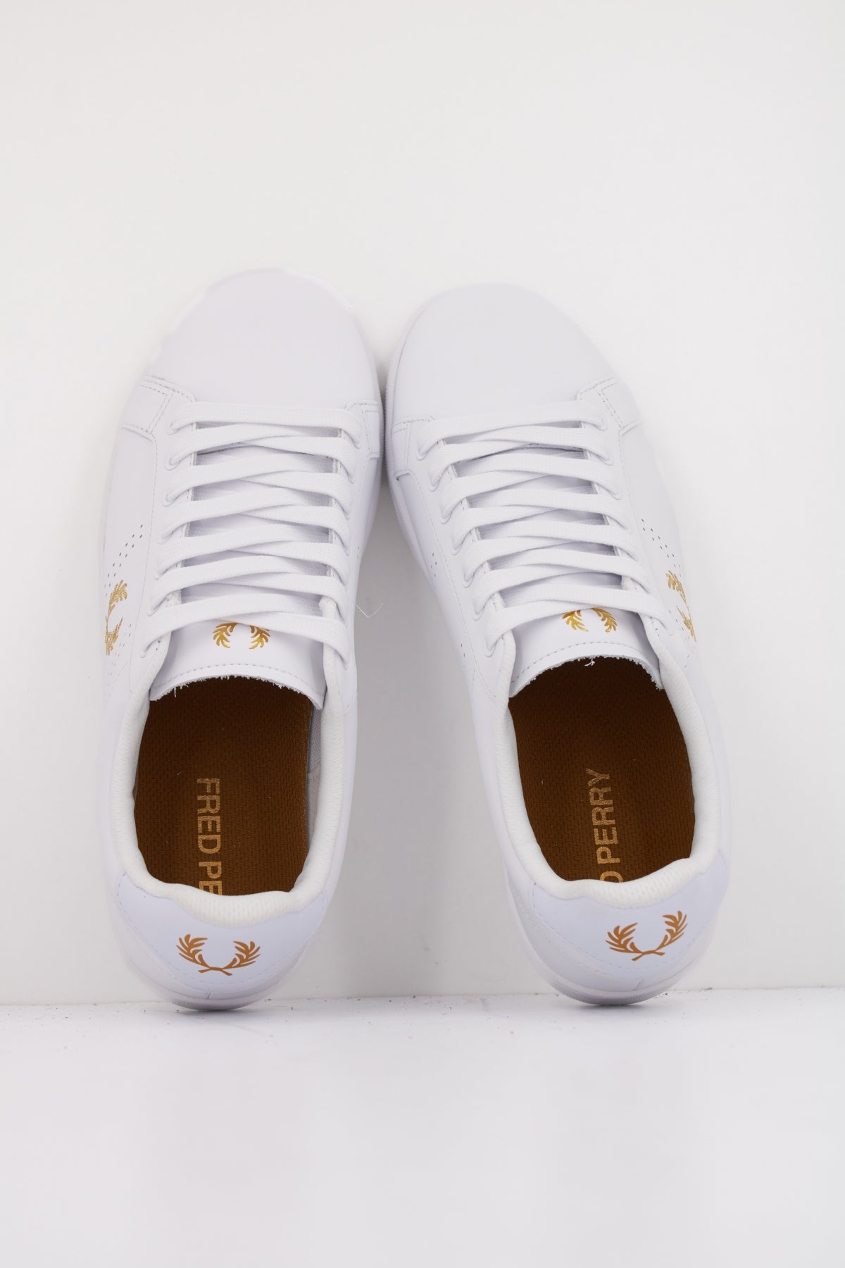 FRED PERRY  B LEATHER en color BLANCO  (3)