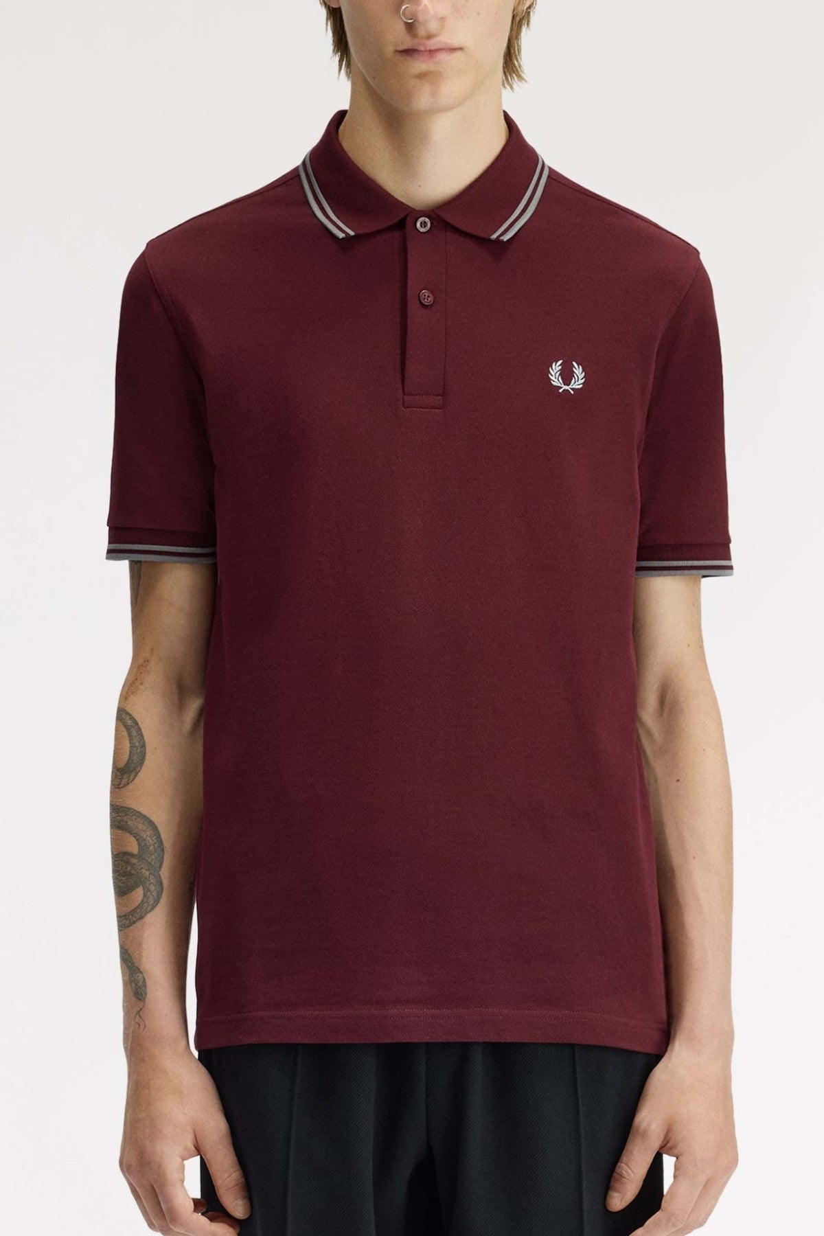 FRED PERRY TWIN TIPPED en color BURDEOS  (1)