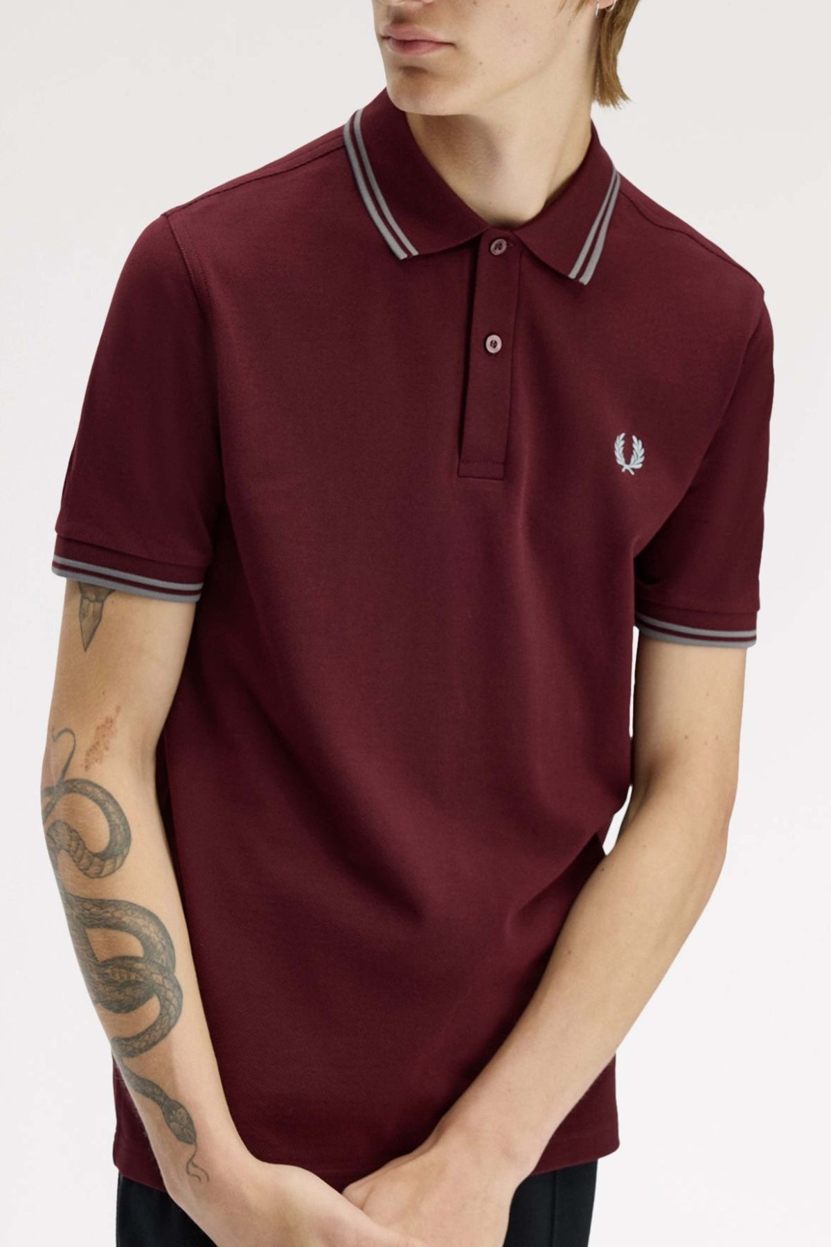 FRED PERRY TWIN TIPPED en color BURDEOS  (2)