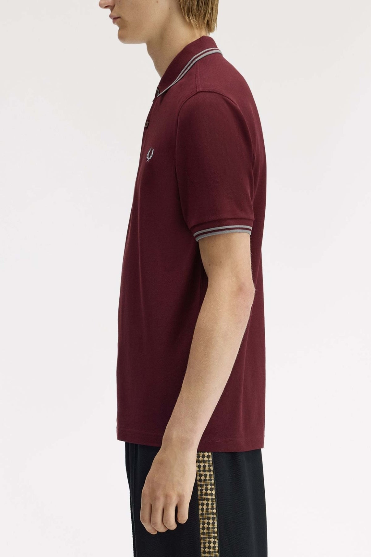 FRED PERRY TWIN TIPPED en color BURDEOS  (3)
