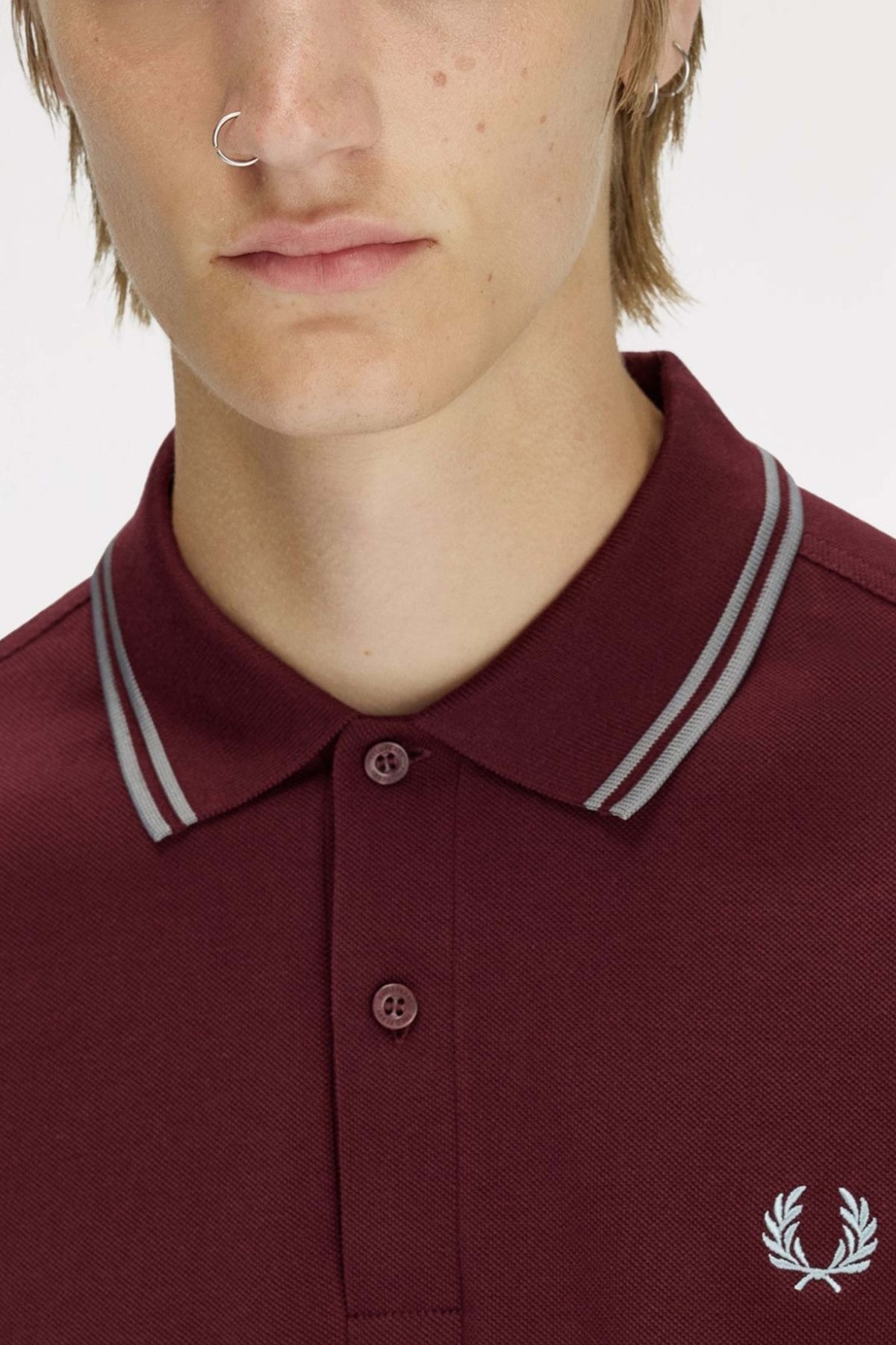 FRED PERRY TWIN TIPPED en color BURDEOS  (4)