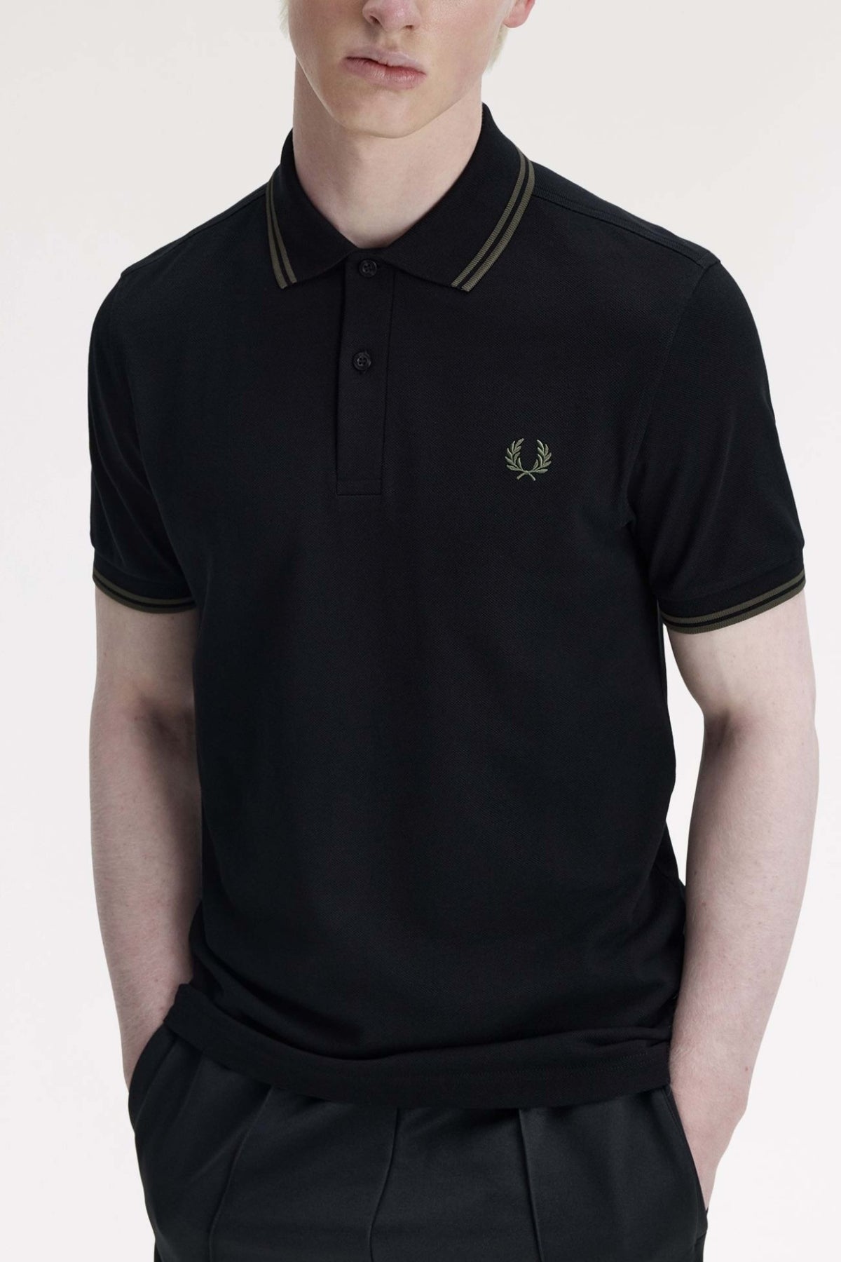 FRED PERRY TWIN TIPPED en color NEGRO  (1)