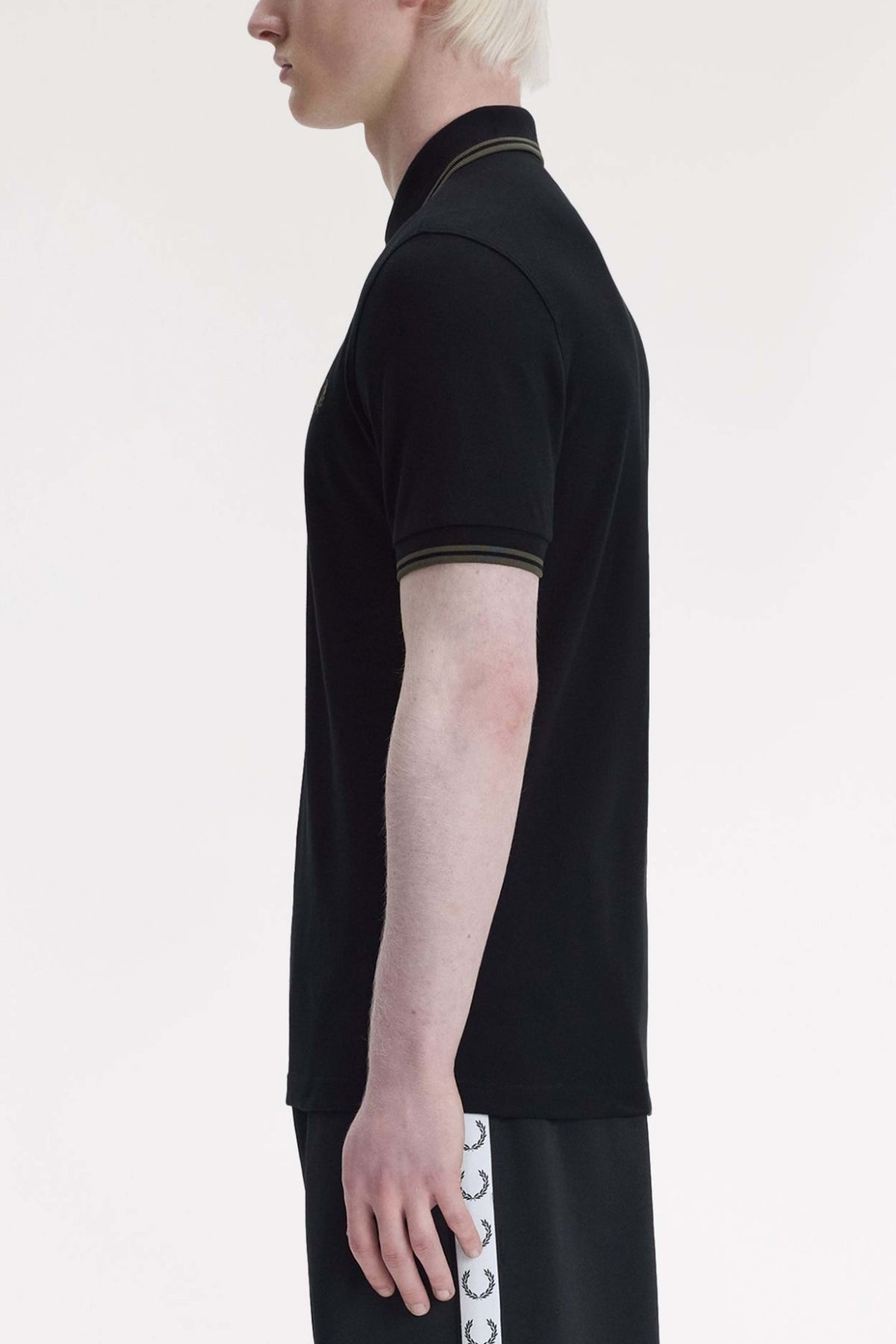 FRED PERRY TWIN TIPPED en color NEGRO  (3)