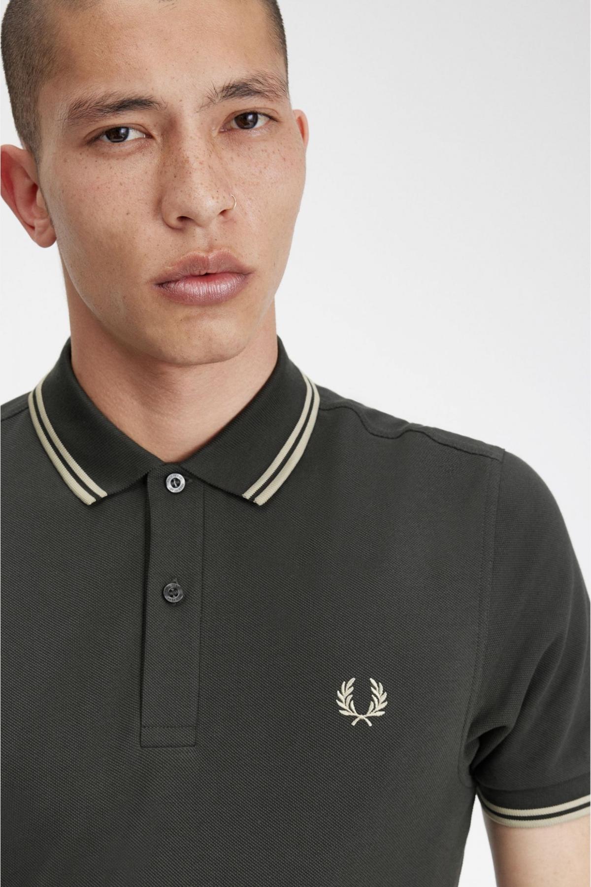FRED PERRY TWIN TIPPED en color GRIS  (4)