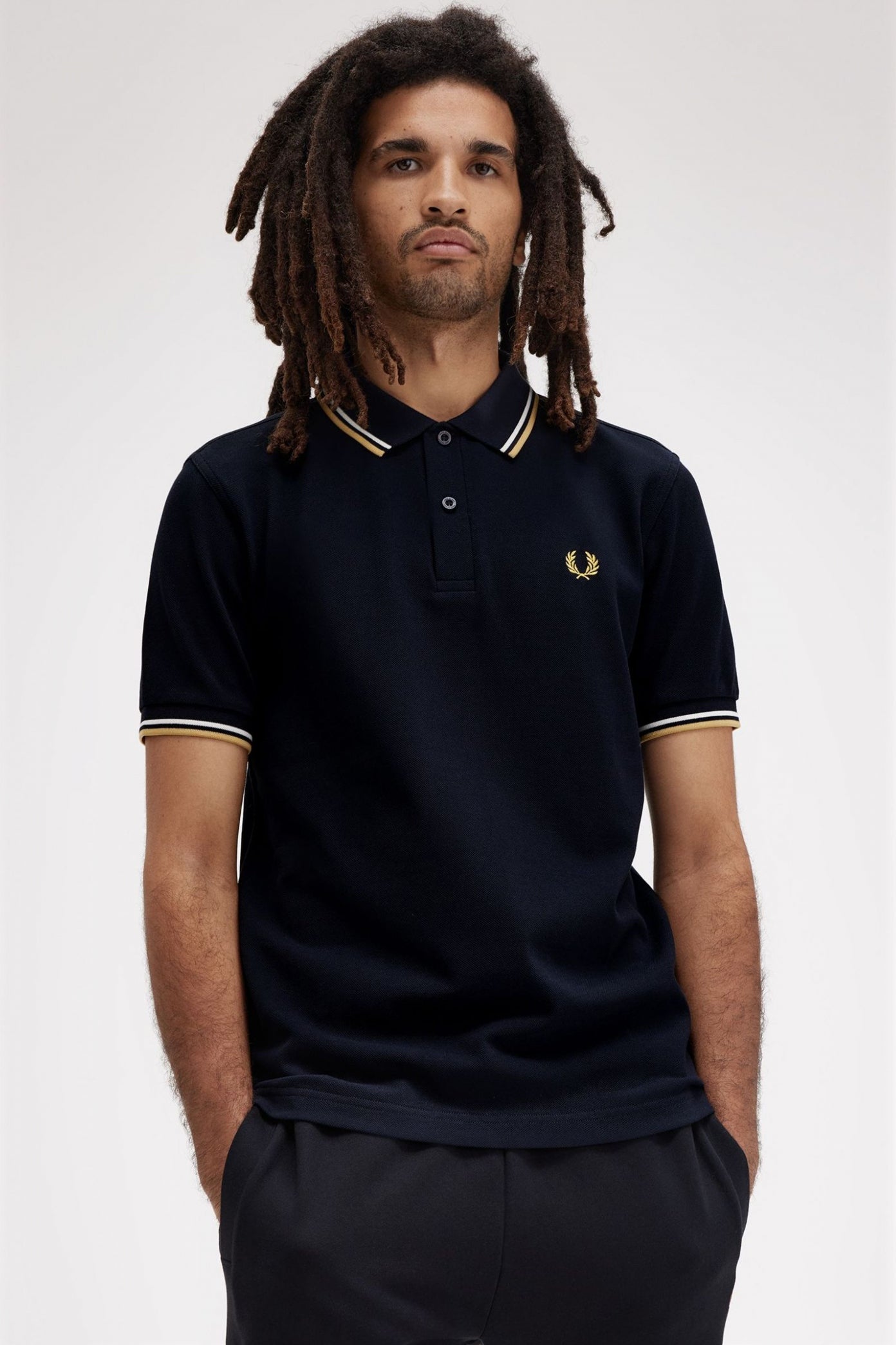 FRED PERRY TWIN TIPPED en color AZUL  (4)