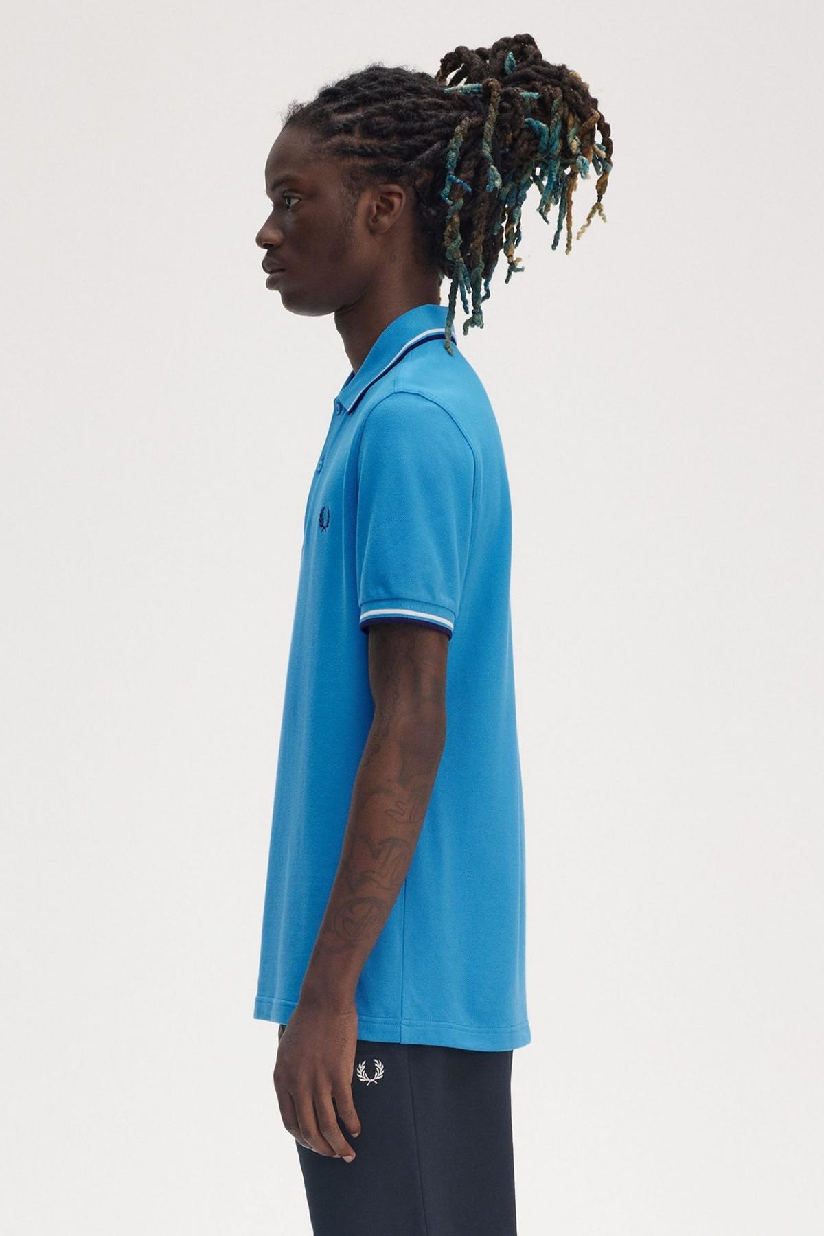 FRED PERRY TWIN TIPPED en color AZUL  (3)