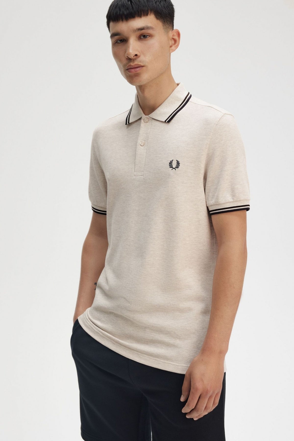 FRED PERRY TWIN TIPPED FRED PERRY SHIR en color BEIS  (4)