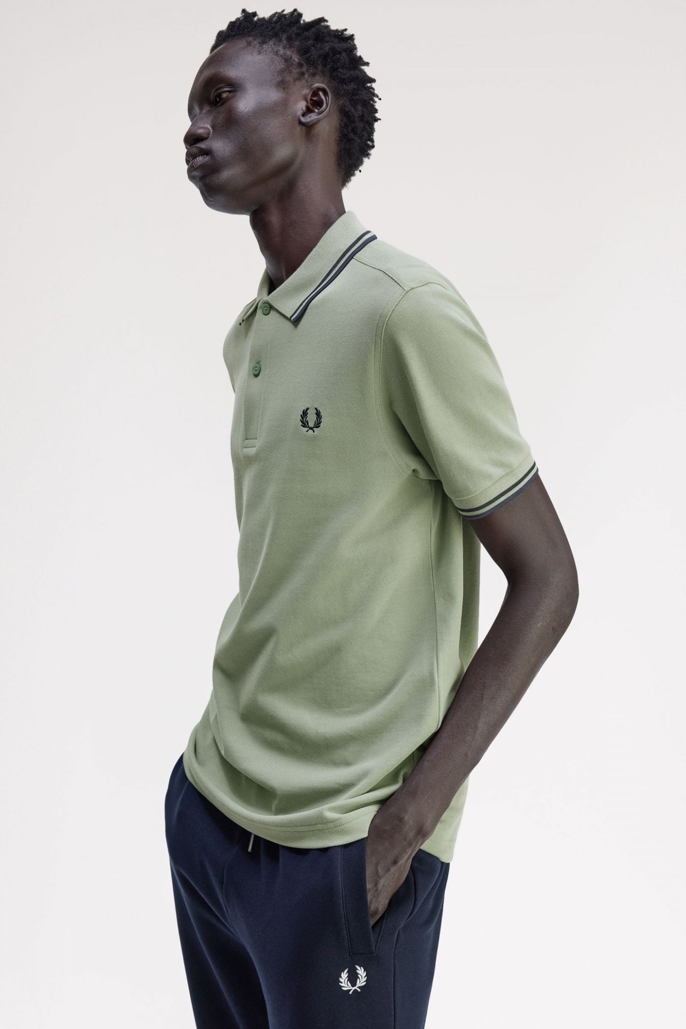 FRED PERRY TWIN TIPPED en color VERDE  (4)