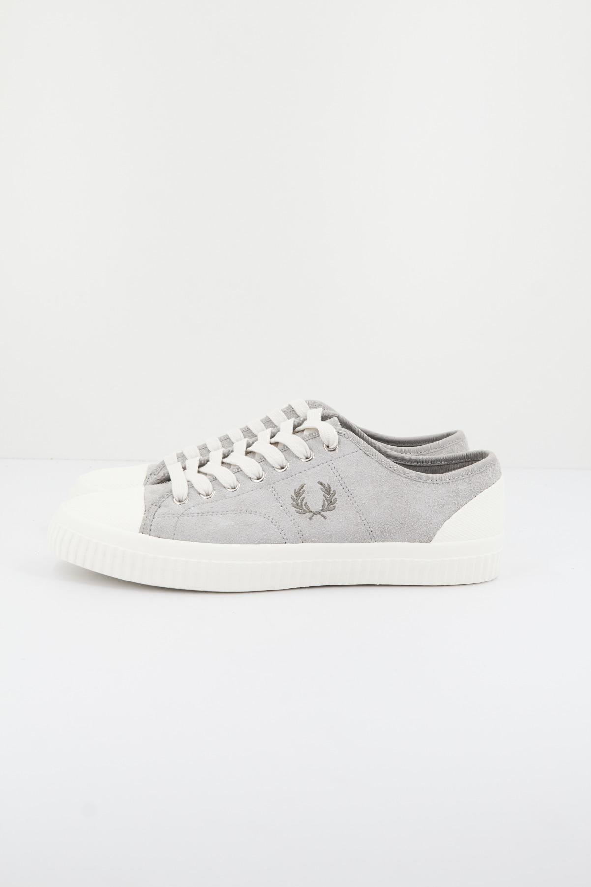FRED PERRY HUGHES LOW TEXTURED SUEDE en color GRIS  (1)