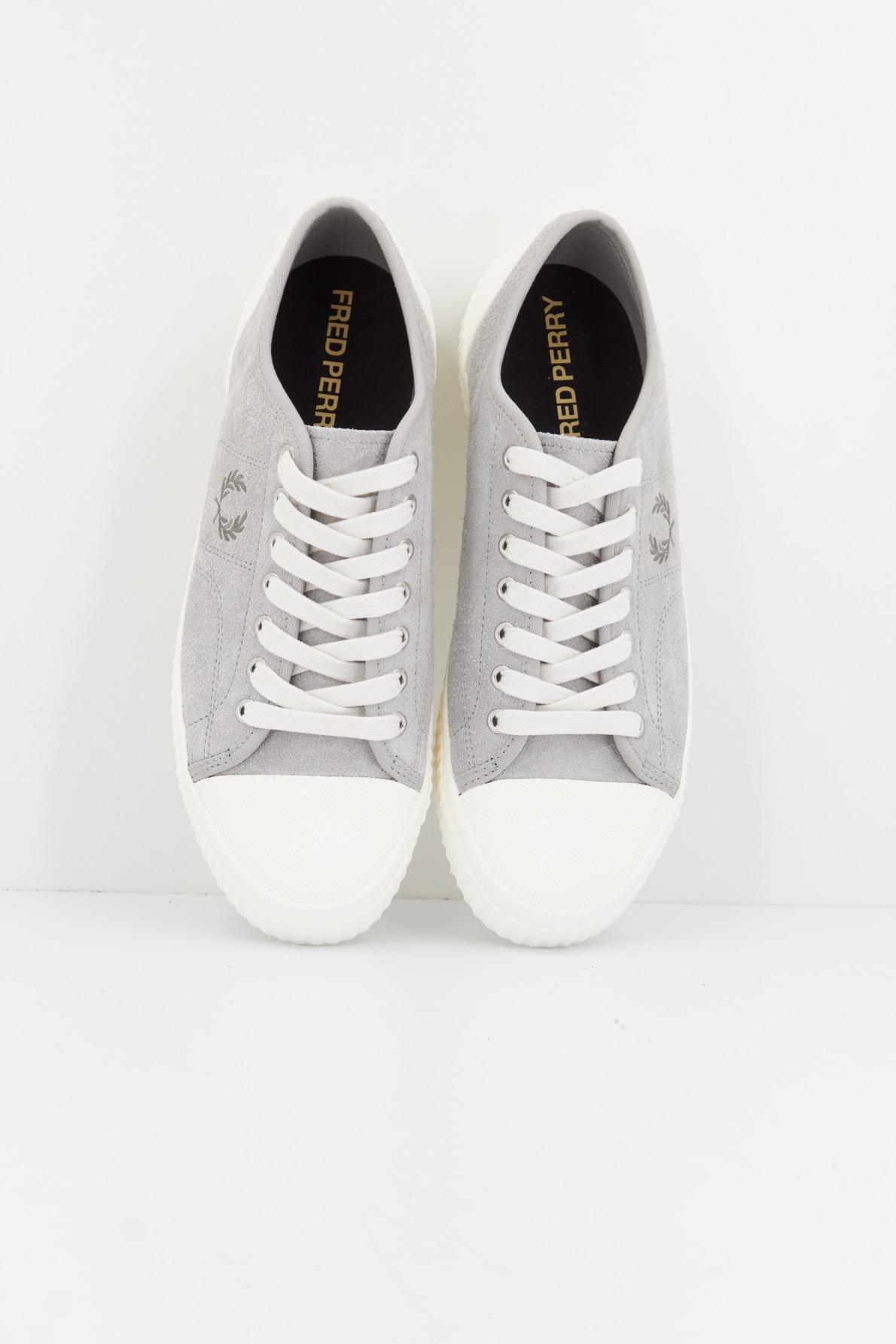 FRED PERRY HUGHES LOW TEXTURED SUEDE en color GRIS  (2)