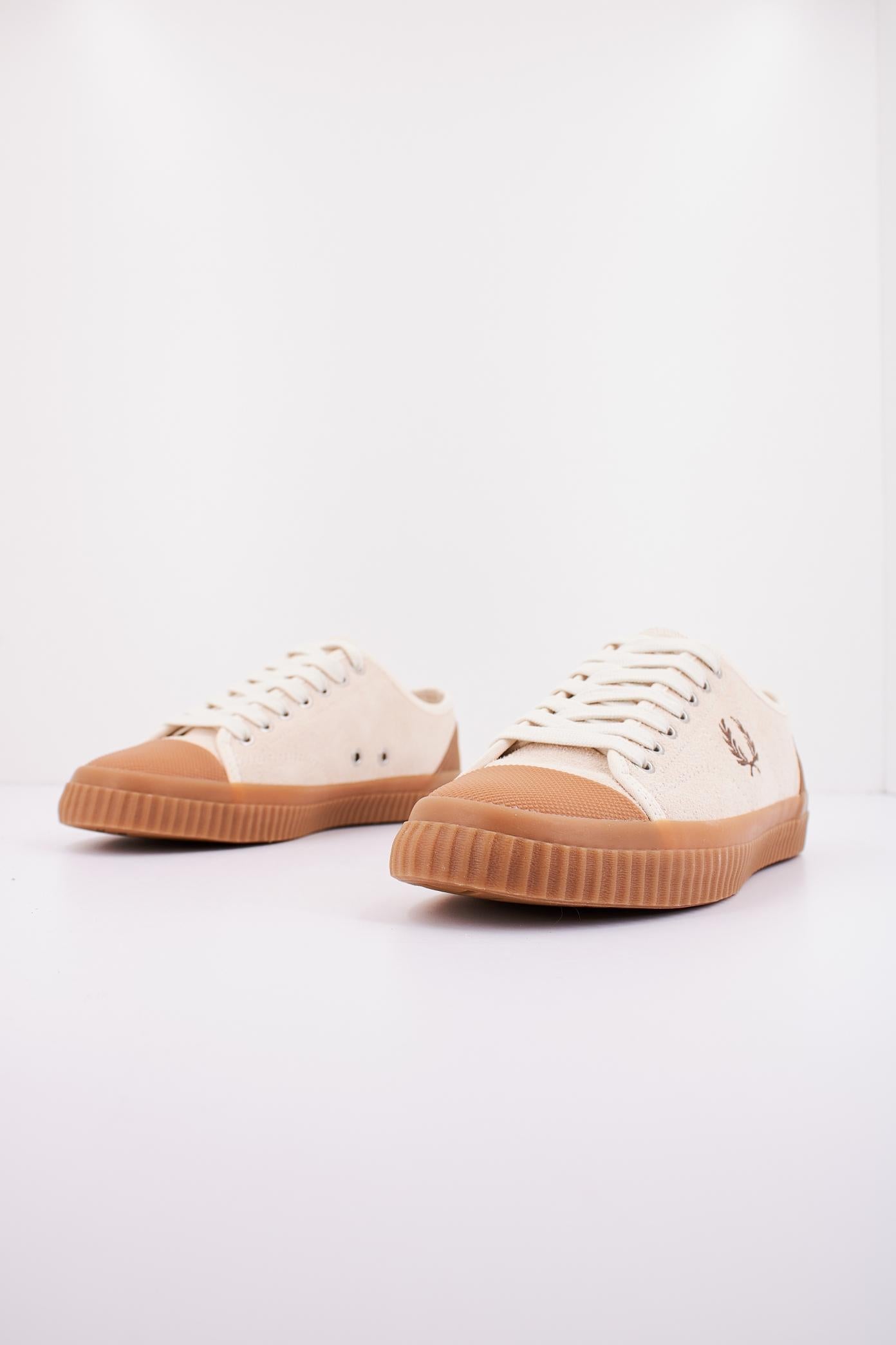 FRED PERRY  HUGHES LOW TEXT SUE en color MARRON  (2)