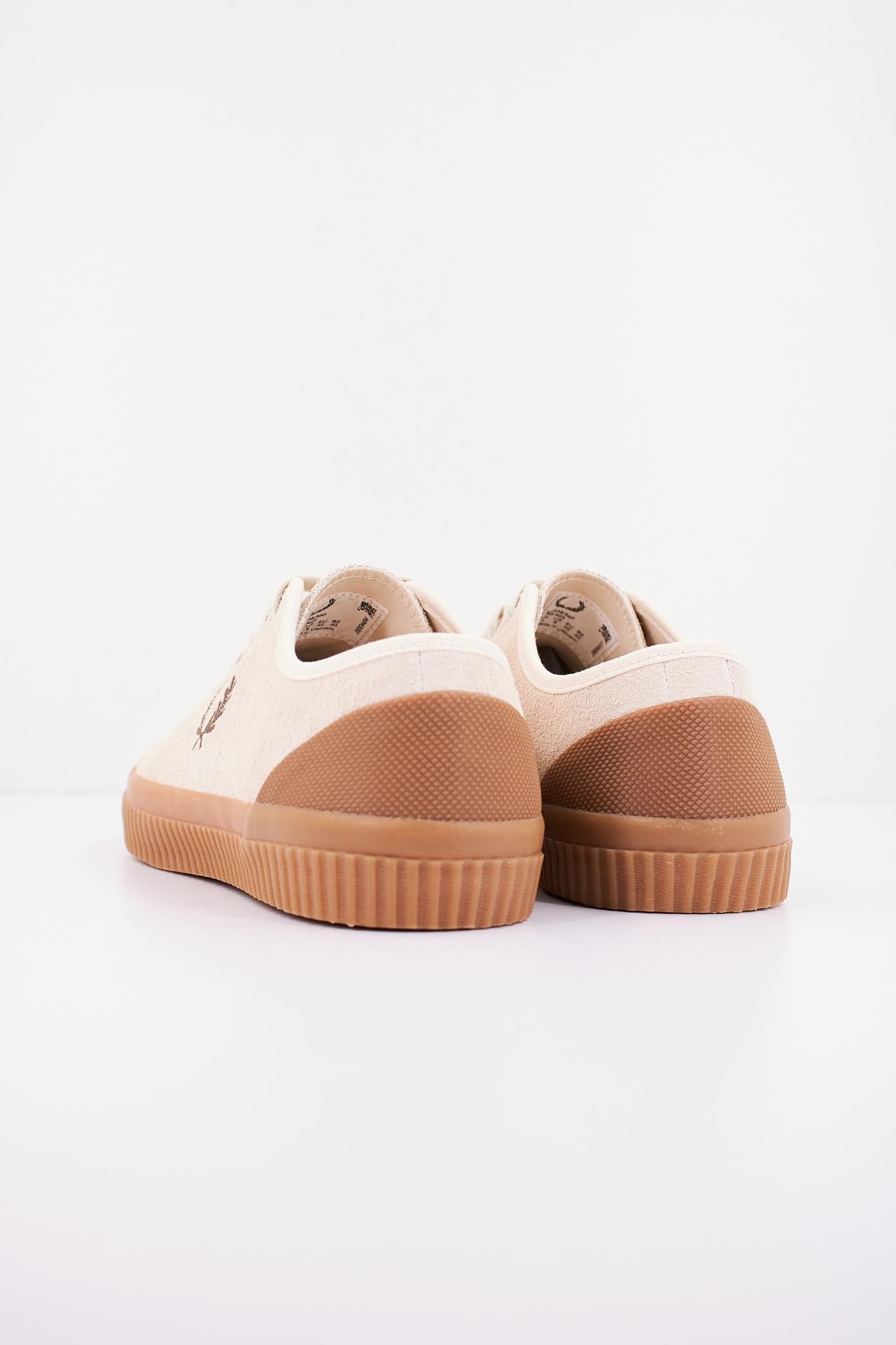 FRED PERRY  HUGHES LOW TEXT SUE en color MARRON  (3)