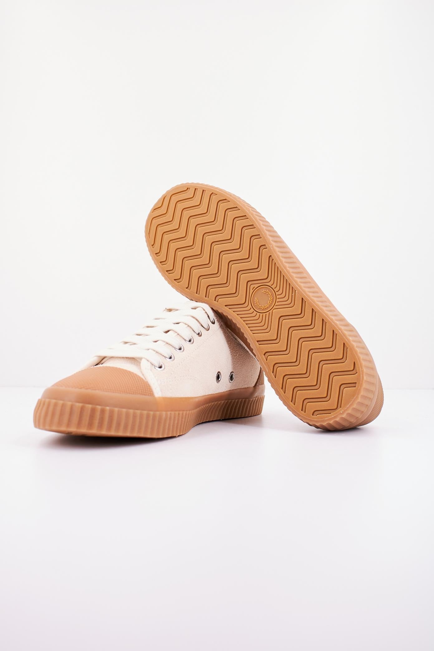 FRED PERRY  HUGHES LOW TEXT SUE en color MARRON  (4)