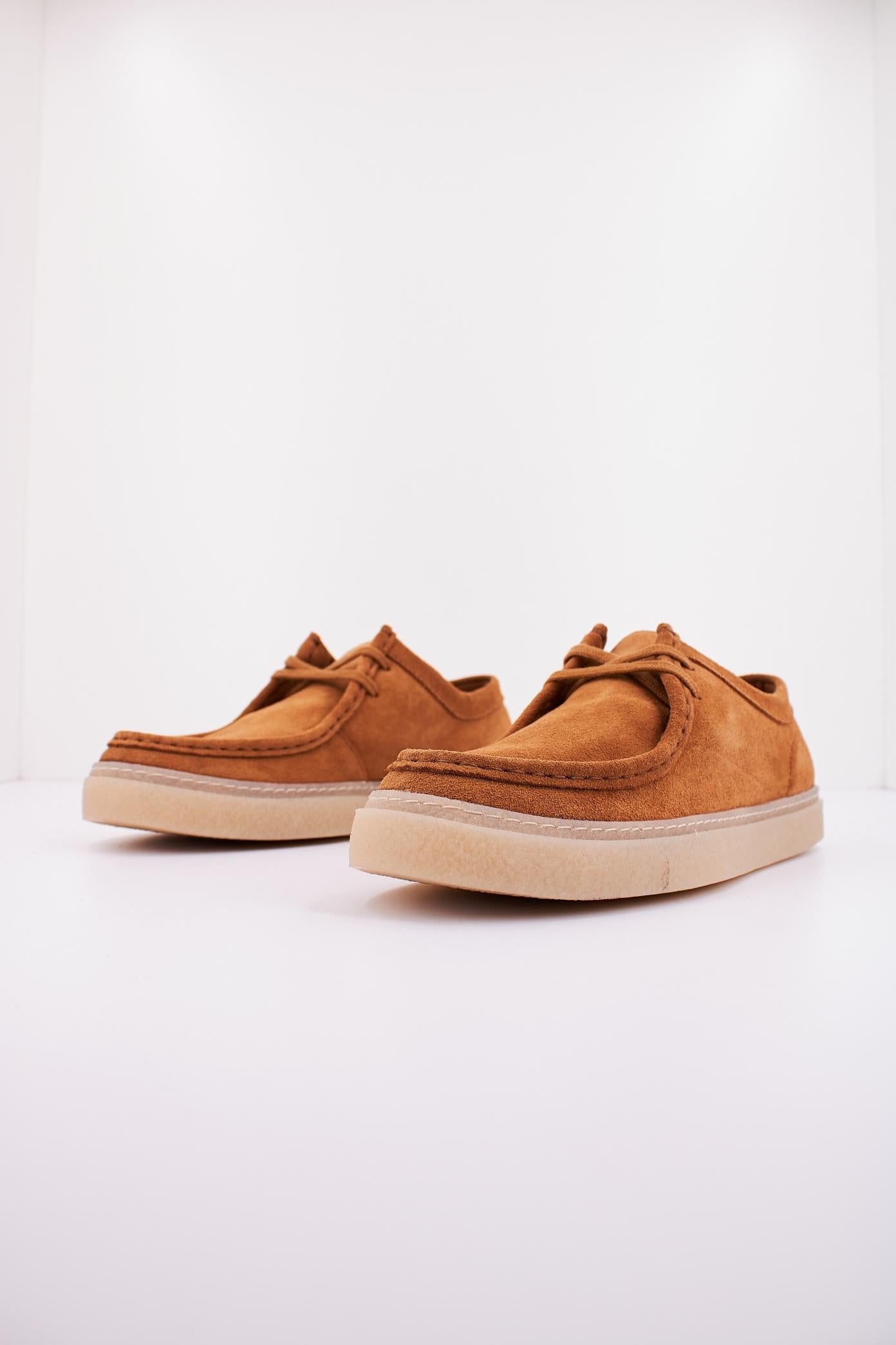FRED PERRY DAWSON LOW SUEDE en color MARRON CLARO  (2)