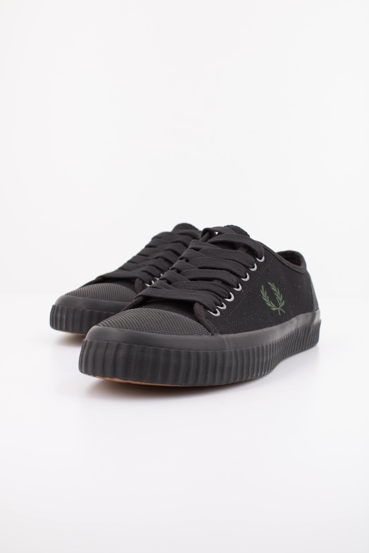 FRED PERRY HUGHES LOW CANVAS en color NEGRO  (2)