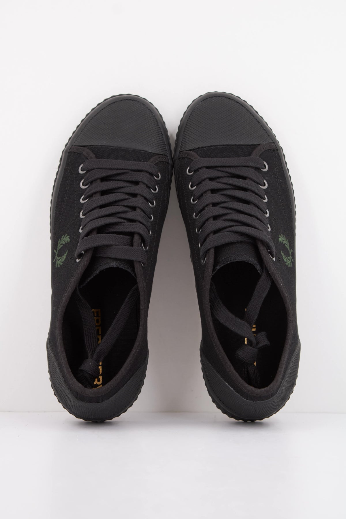 FRED PERRY HUGHES LOW CANVAS en color NEGRO  (3)