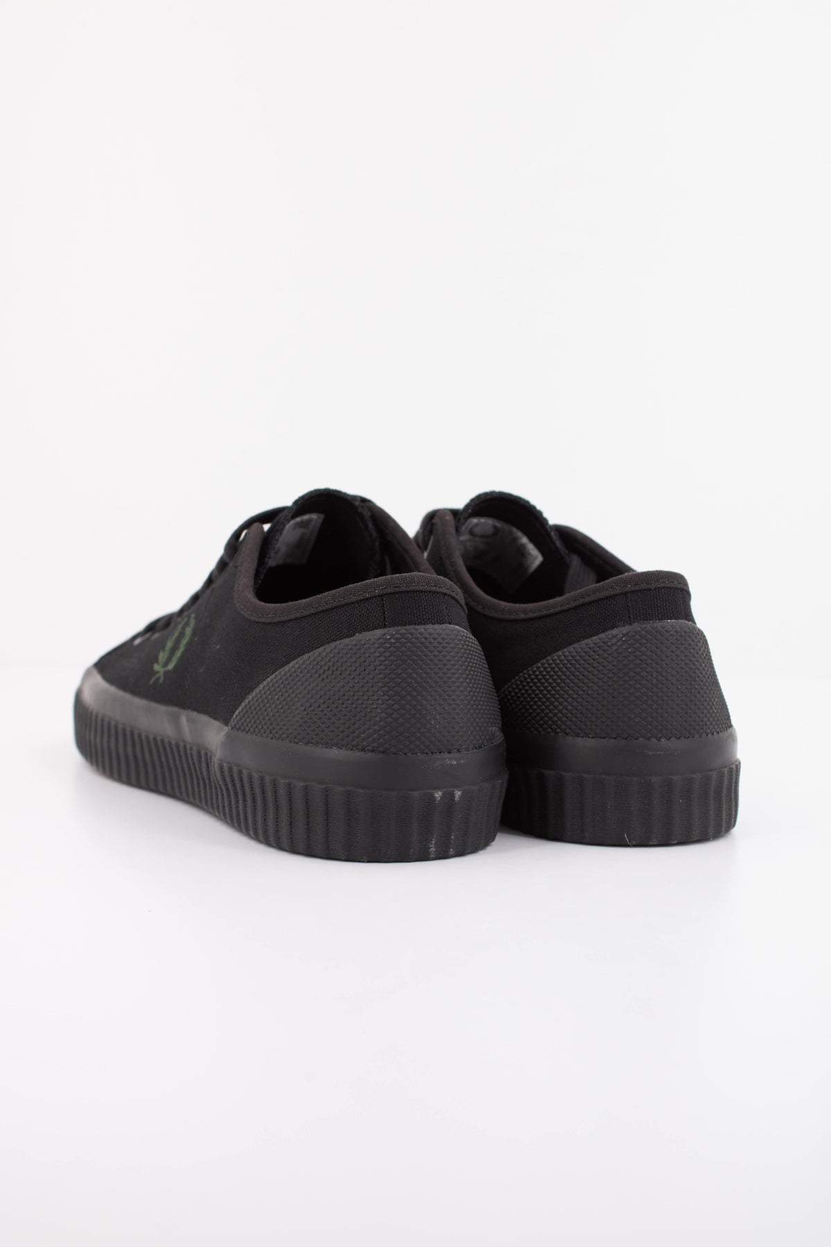 FRED PERRY HUGHES LOW CANVAS en color NEGRO  (4)