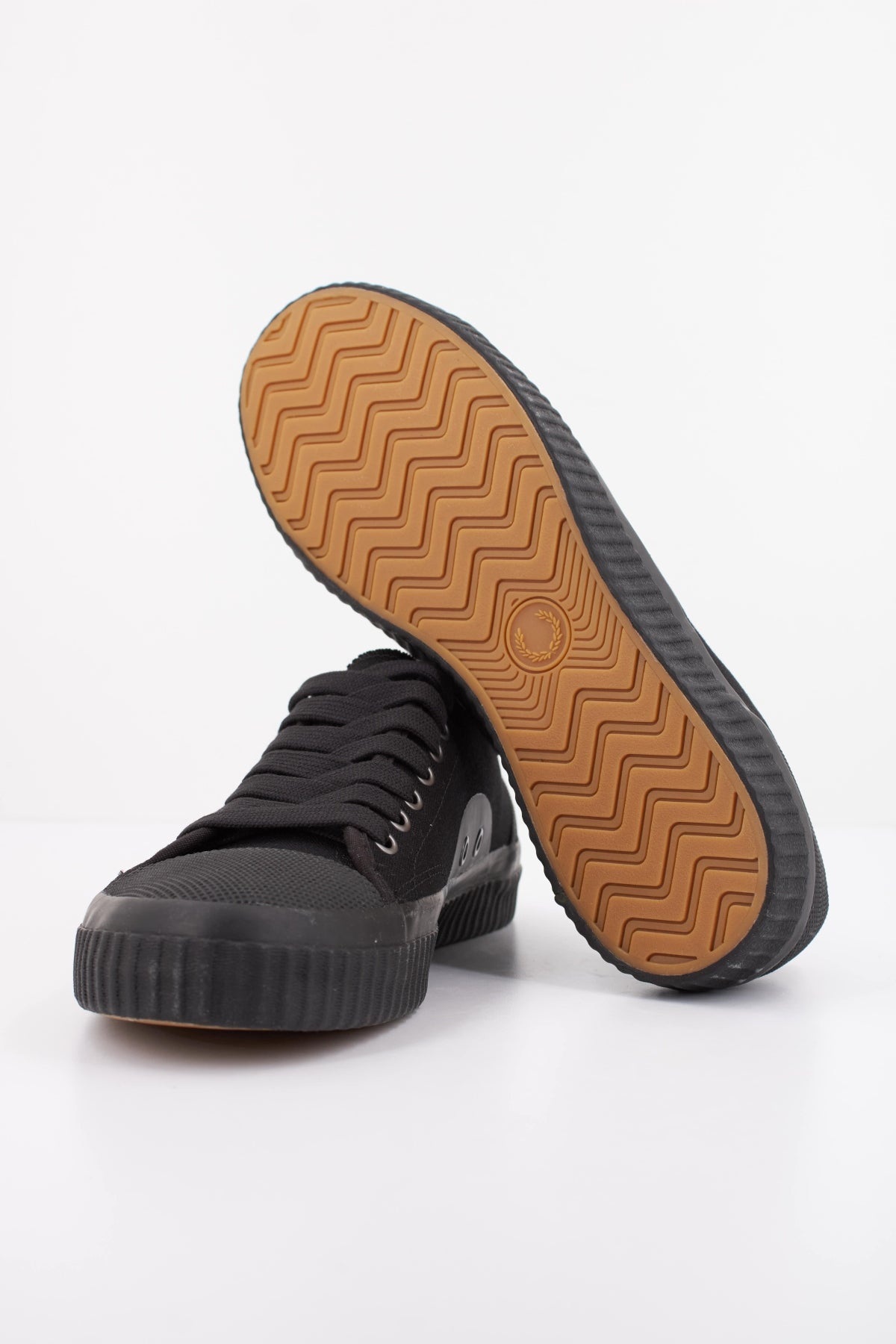 FRED PERRY HUGHES LOW CANVAS en color NEGRO  (5)