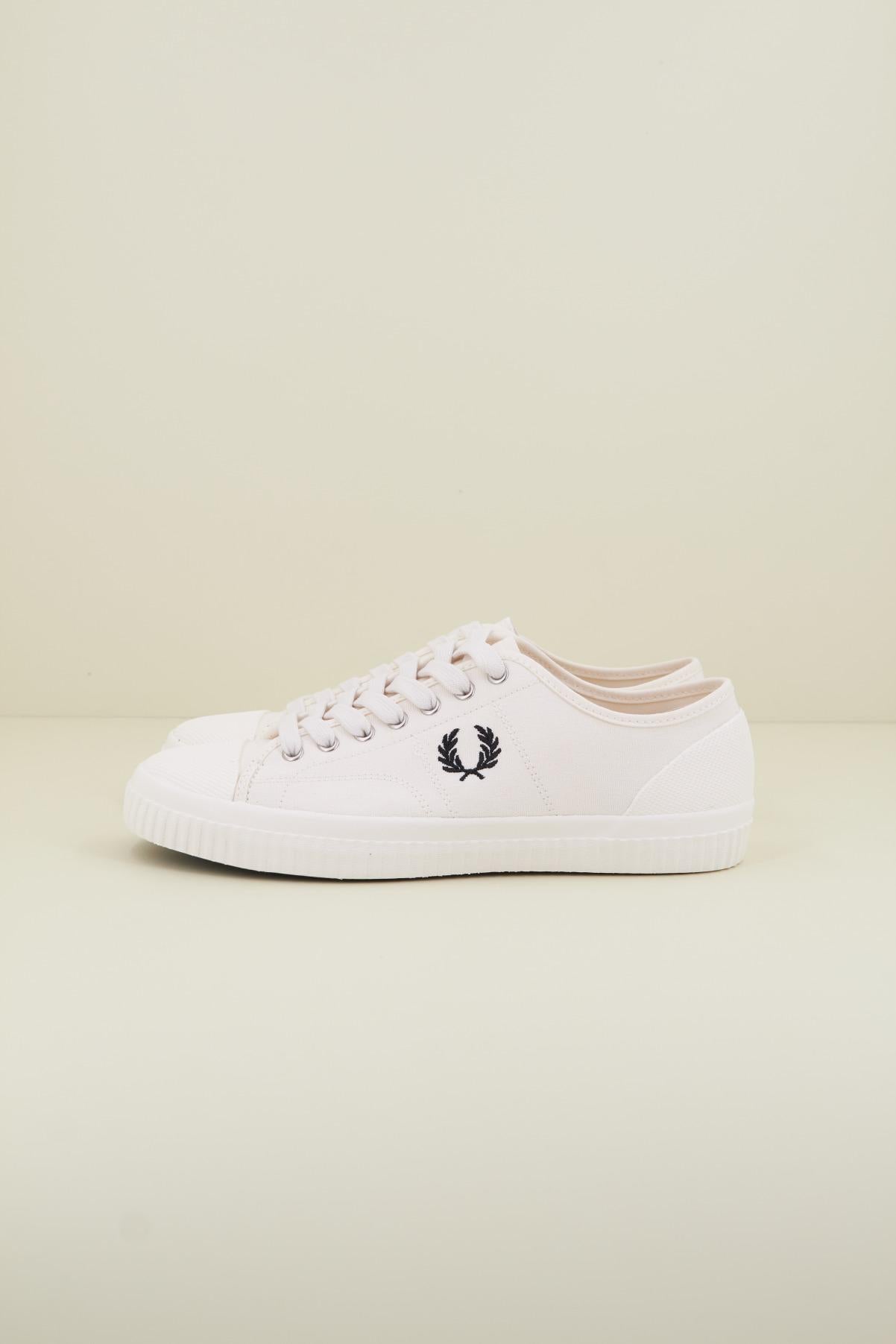 FRED PERRY HUGHES LOW CANVAS en color BLANCO  (1)