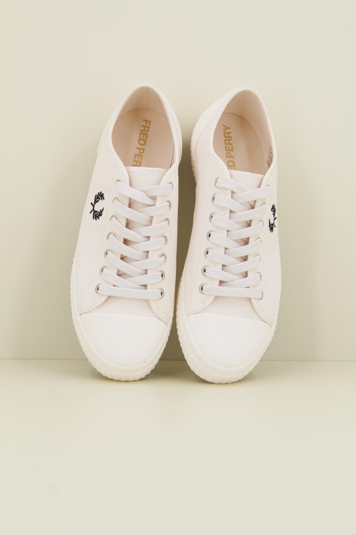 FRED PERRY HUGHES LOW CANVAS en color BLANCO  (2)