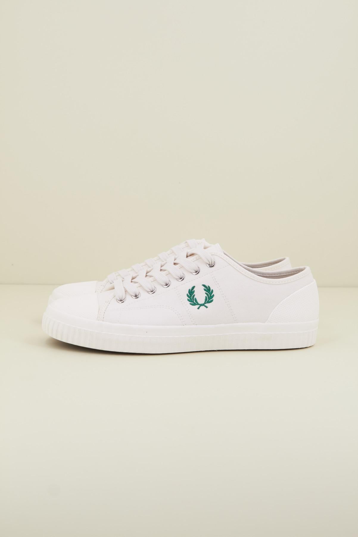 FRED PERRY HUGHES LOW CANVAS en color BLANCO  (1)
