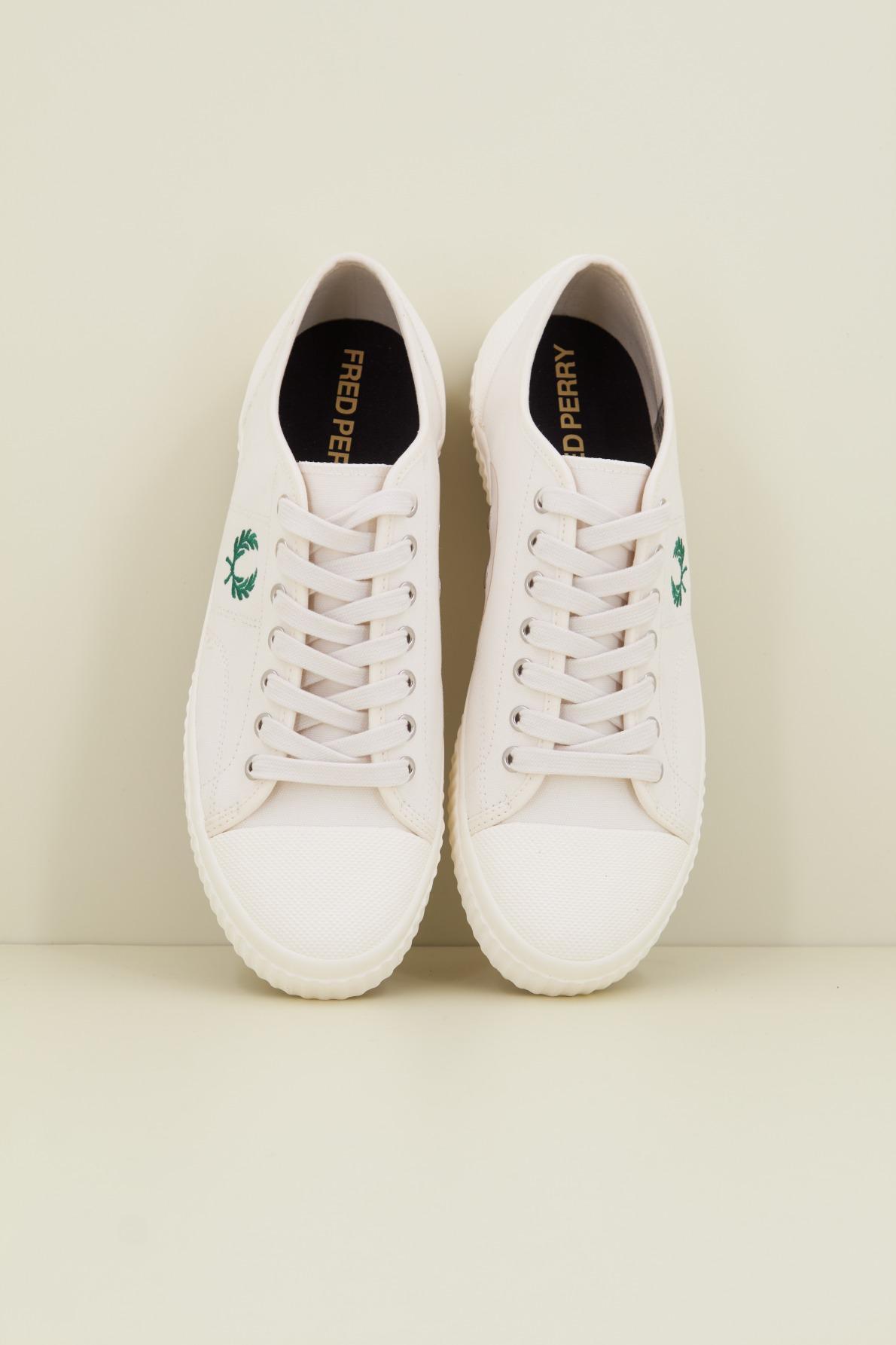 FRED PERRY HUGHES LOW CANVAS en color BLANCO  (2)