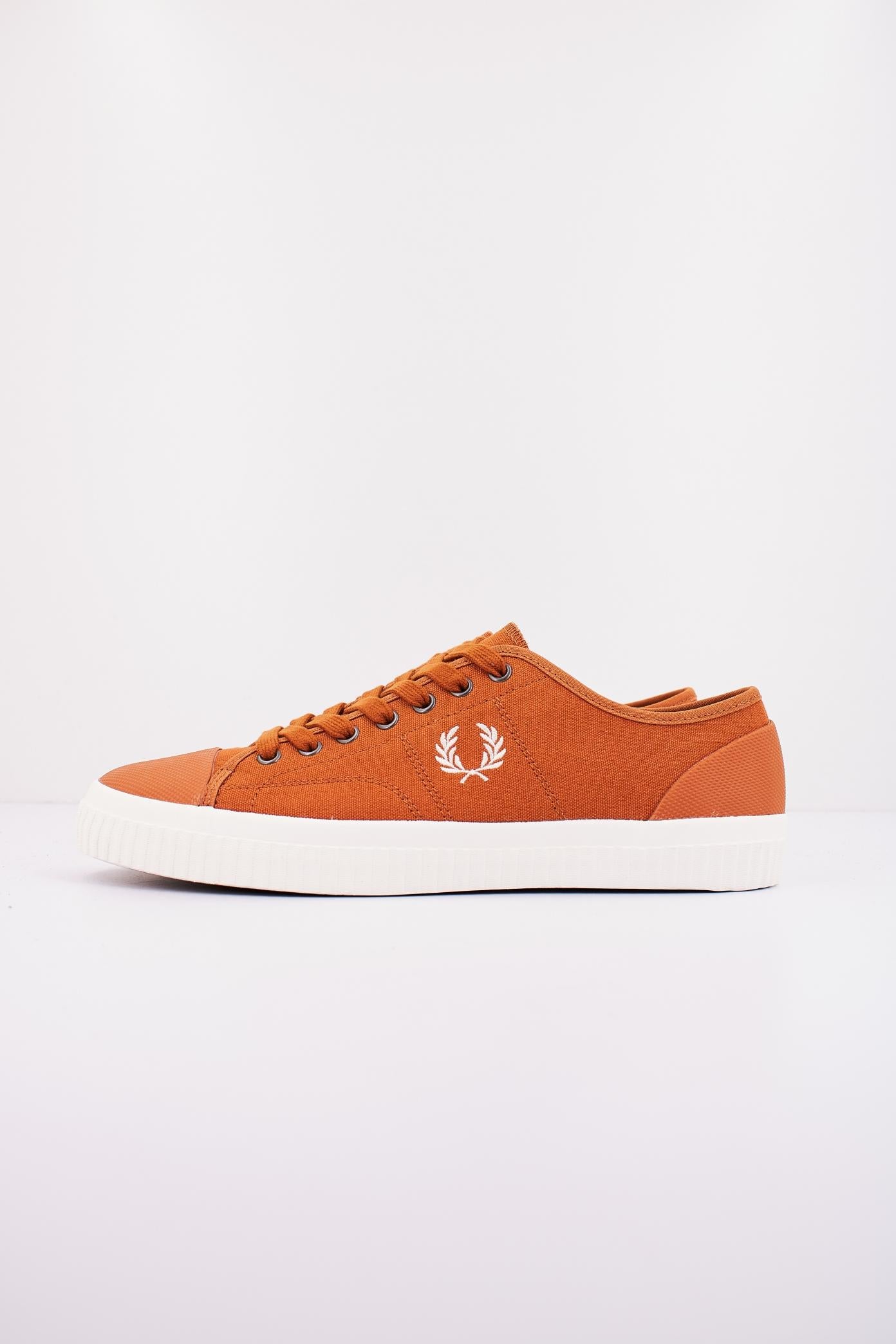 FRED PERRY HUGHES LOW CANVAS en color MARRON  (1)