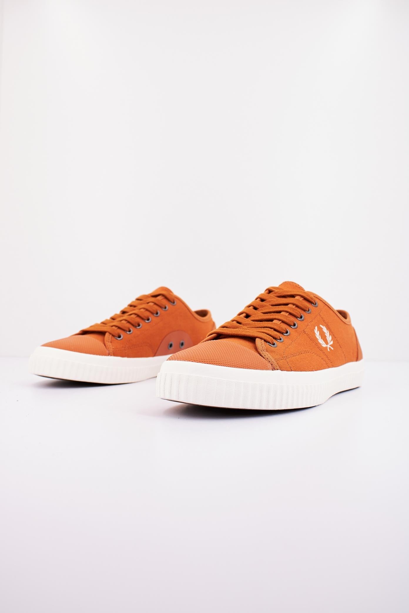 FRED PERRY HUGHES LOW CANVAS en color MARRON  (2)