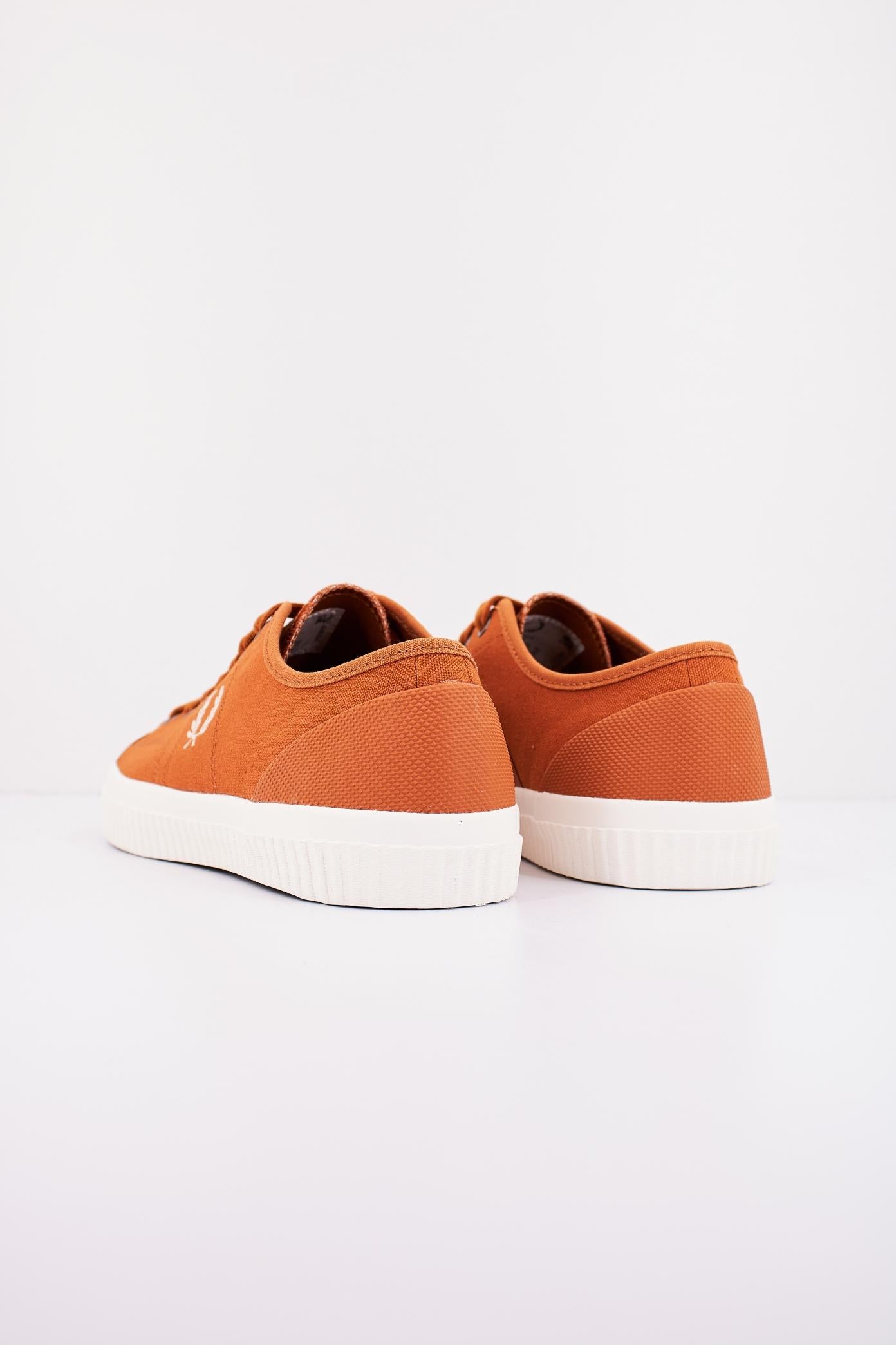 FRED PERRY HUGHES LOW CANVAS en color MARRON  (3)