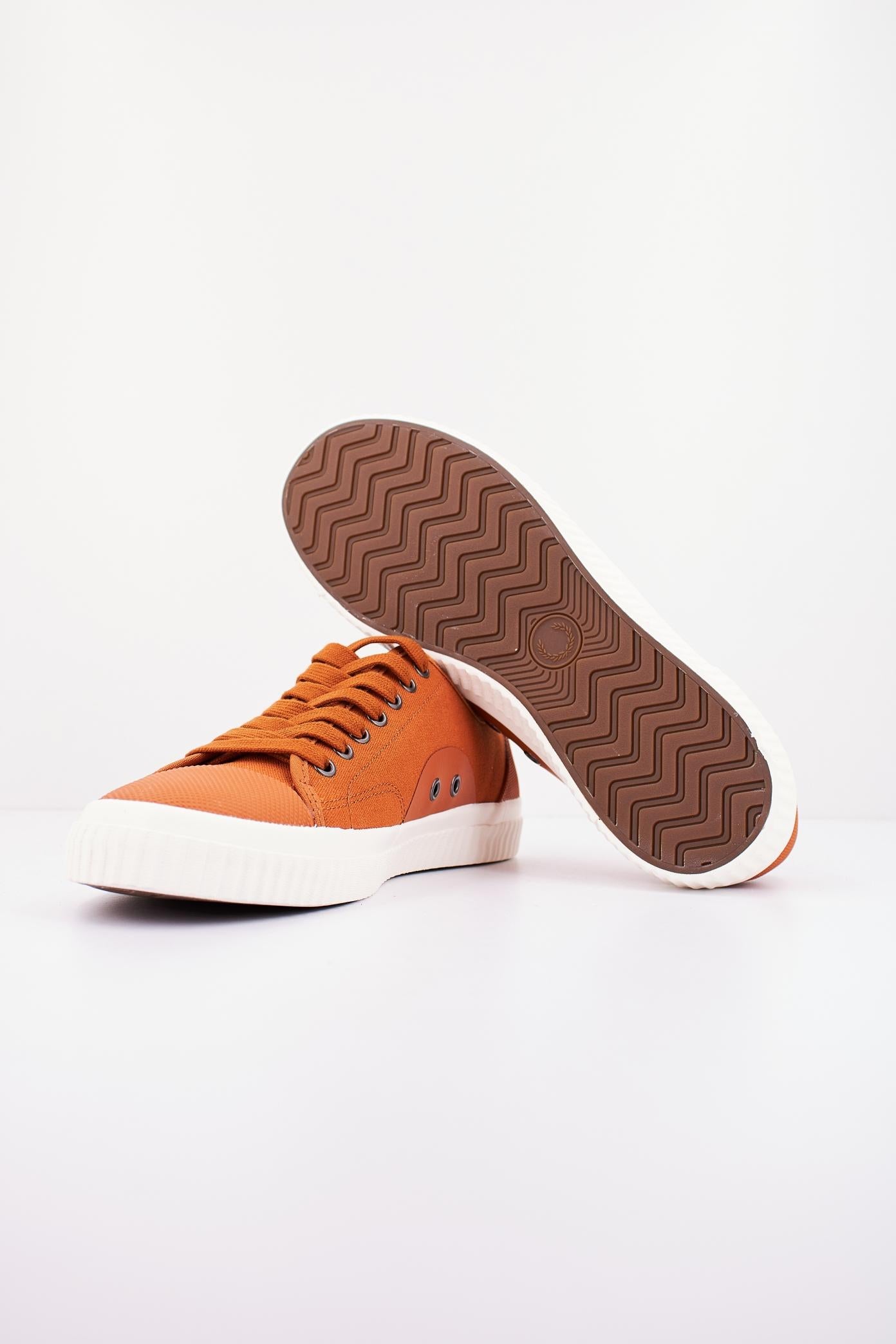 FRED PERRY HUGHES LOW CANVAS en color MARRON  (4)