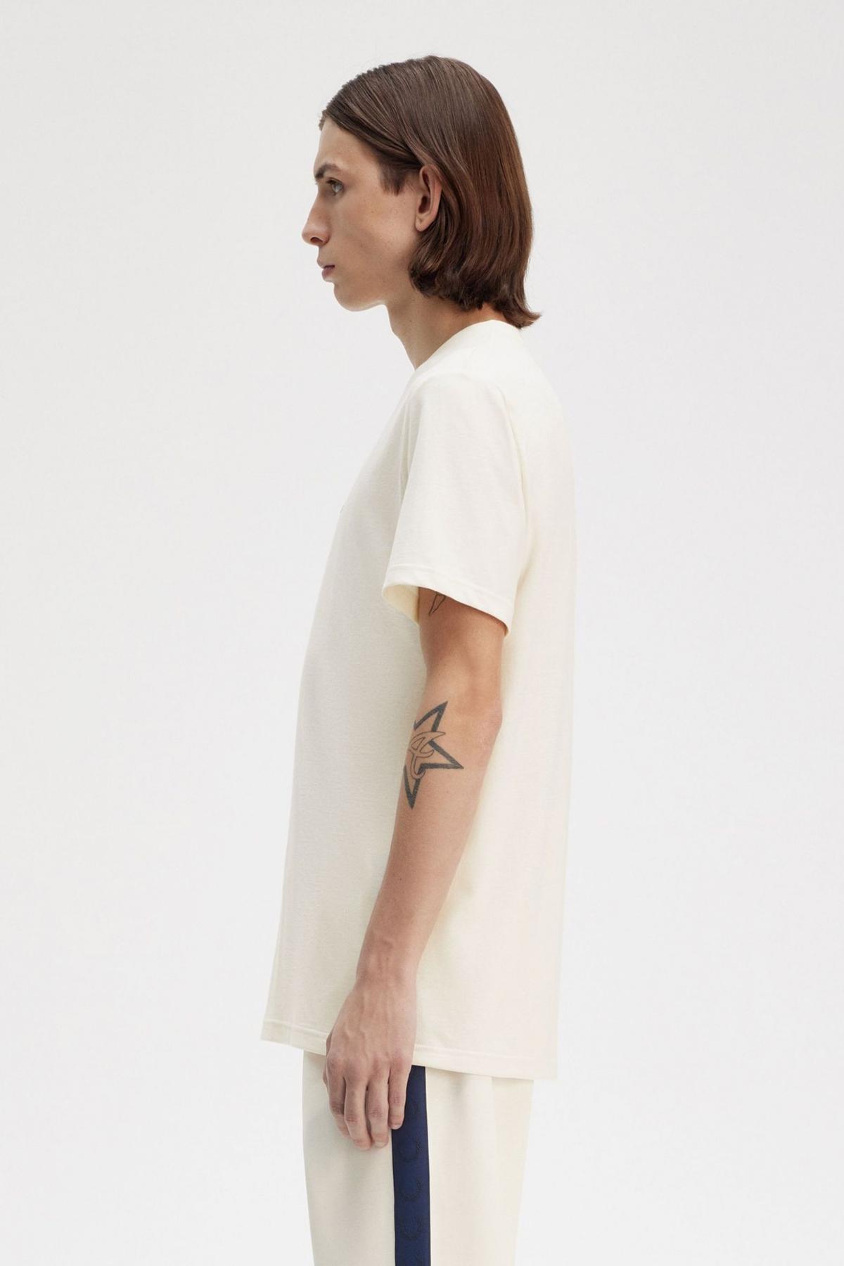 FRED PERRY  EMBROIDERED T-SHIRT en color BEIS  (2)