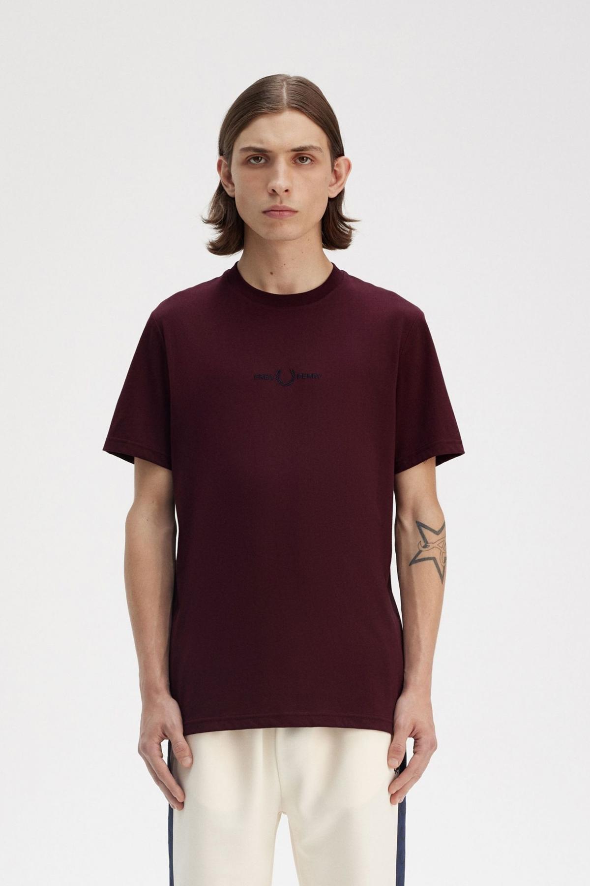 FRED PERRY EMBROIDERED T-SHIRT en color BURDEOS  (1)