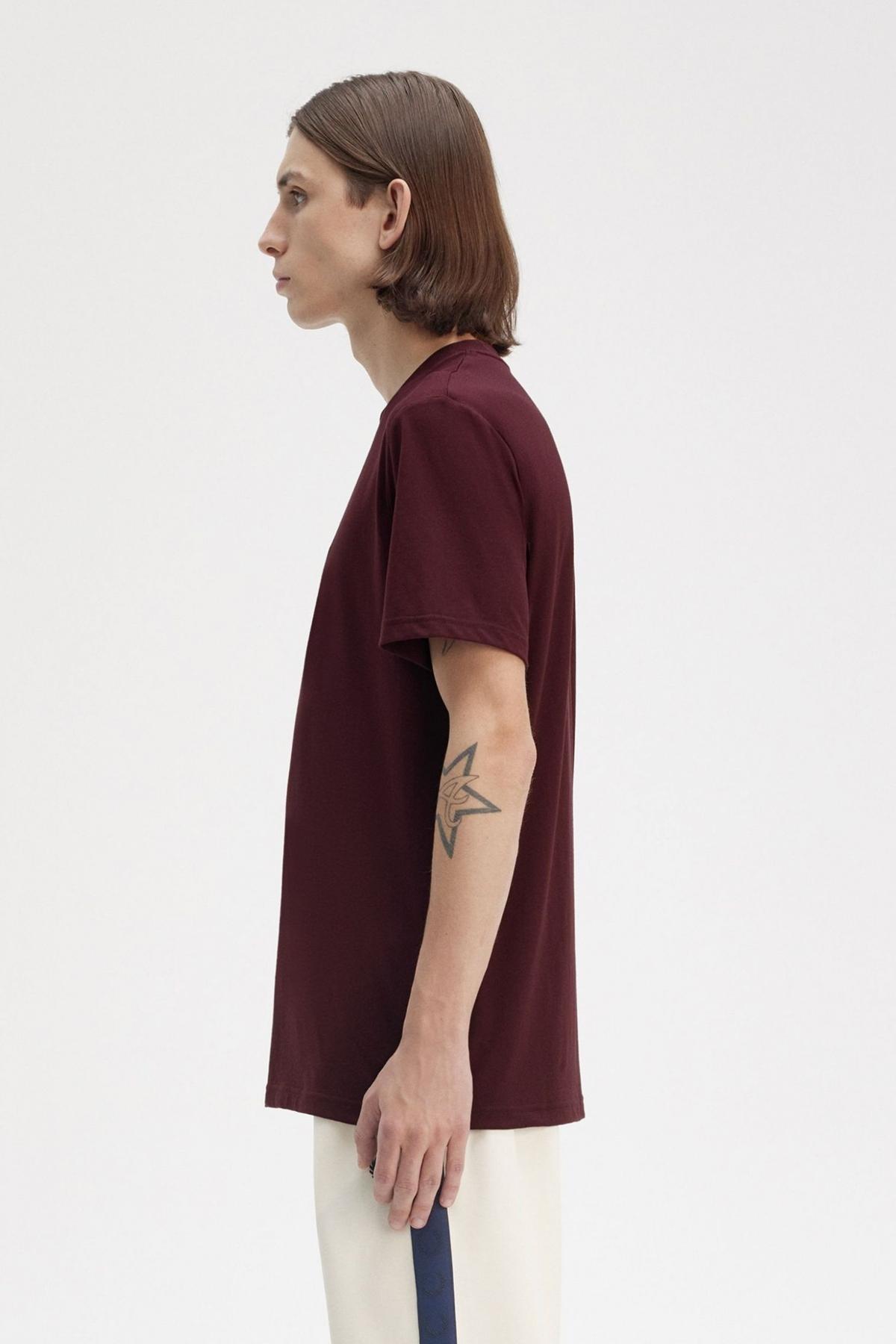 FRED PERRY EMBROIDERED T-SHIRT en color BURDEOS  (3)