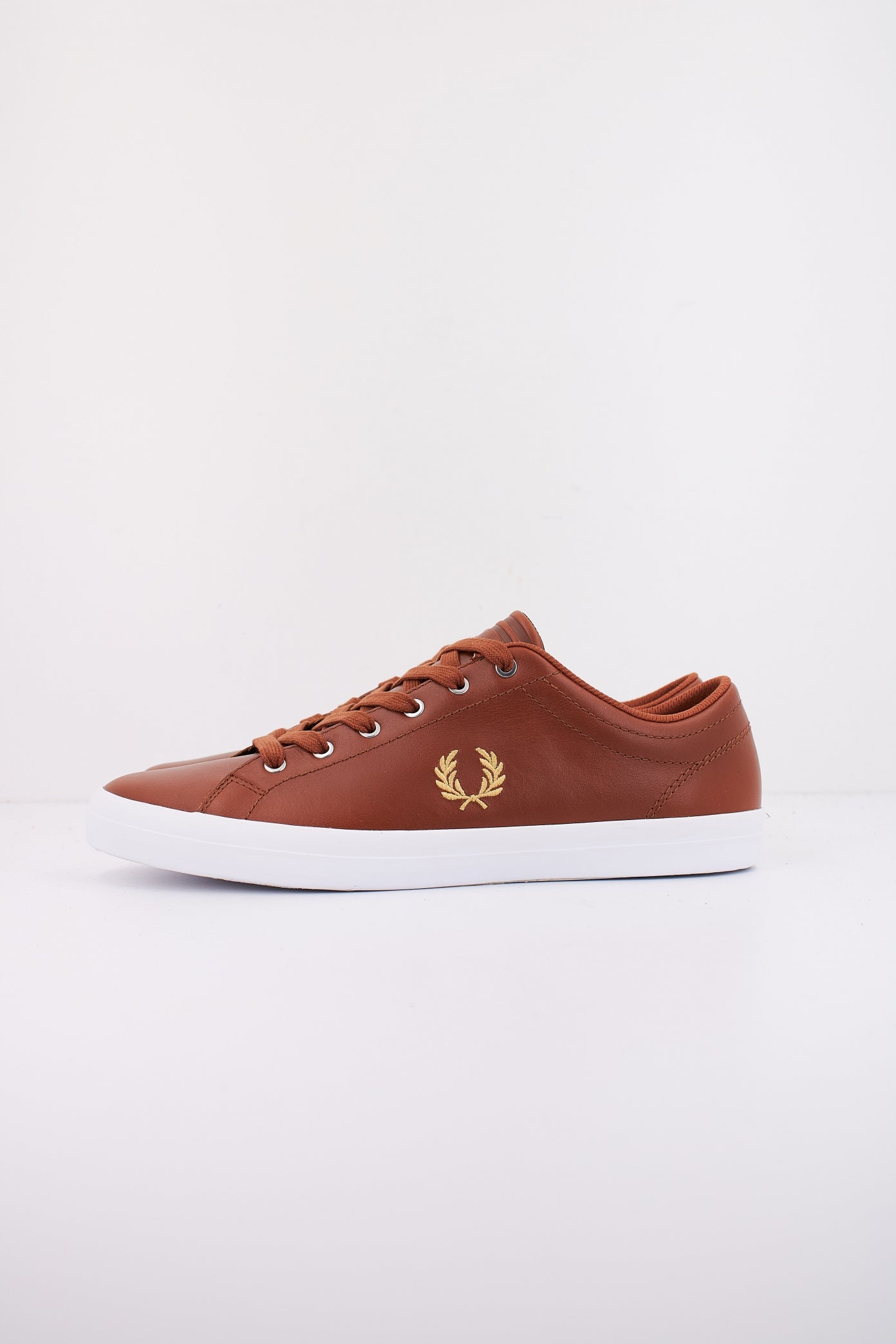 FRED PERRY BASELINE LEATHER en color MARRON  (1)