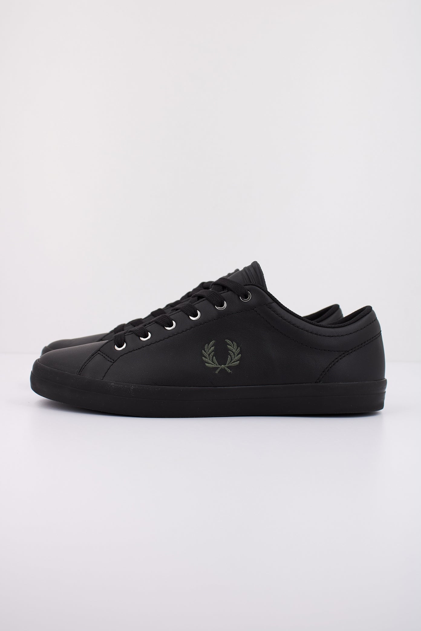 FRED PERRY BASELINE LEATHER en color NEGRO  (1)