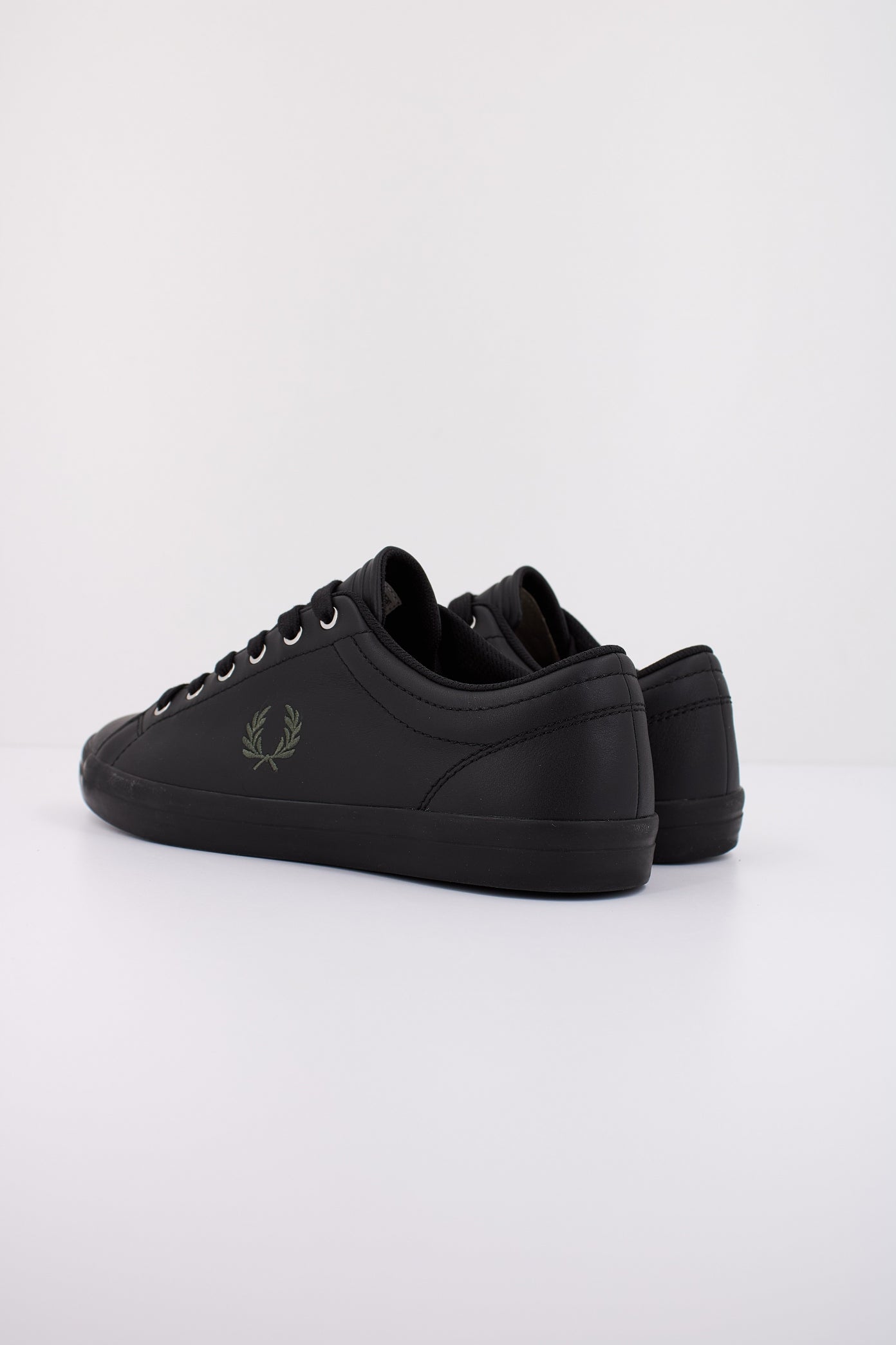 FRED PERRY BASELINE LEATHER en color NEGRO  (4)