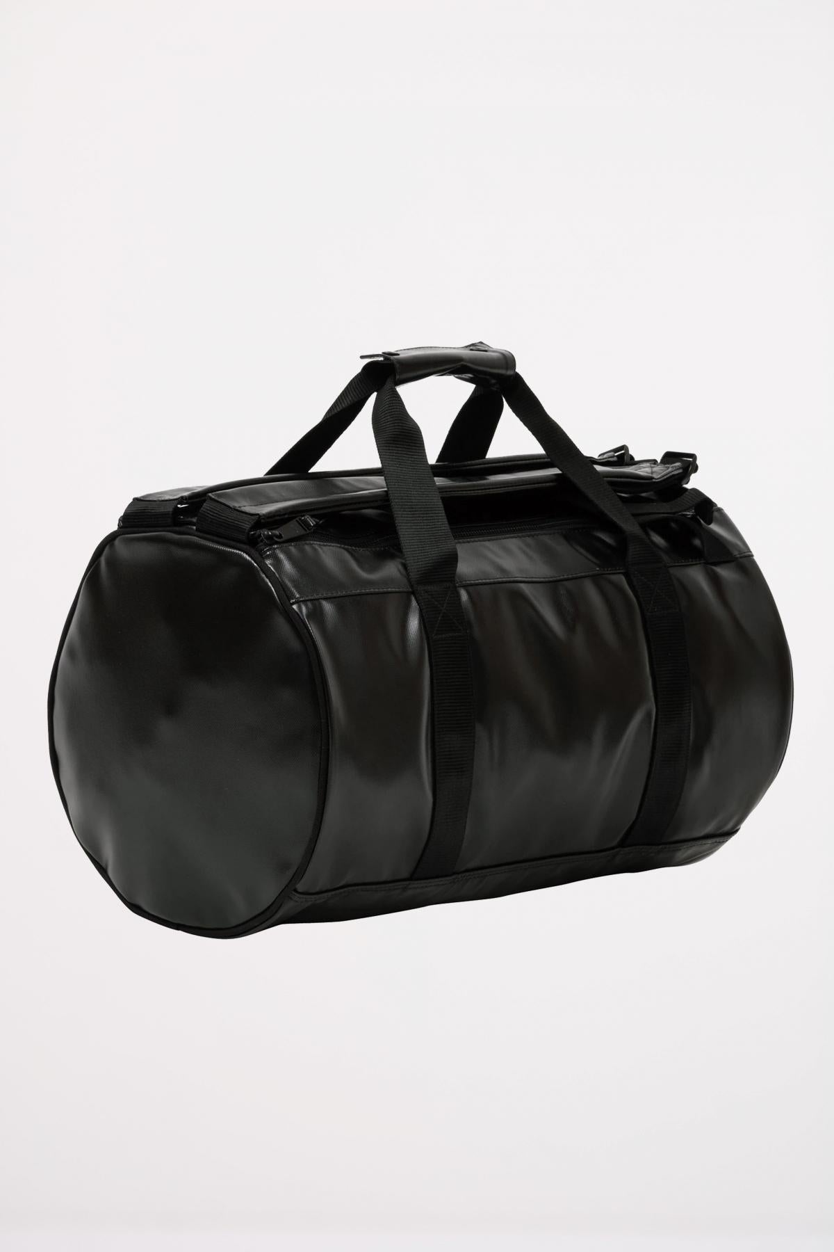 FRED PERRY TONAL BARREL BACKPACK en color NEGRO  (2)