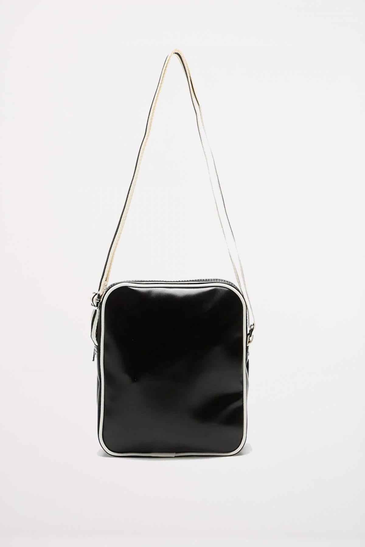 FRED PERRY CLASSIC SIDE BAG en color NEGRO  (2)
