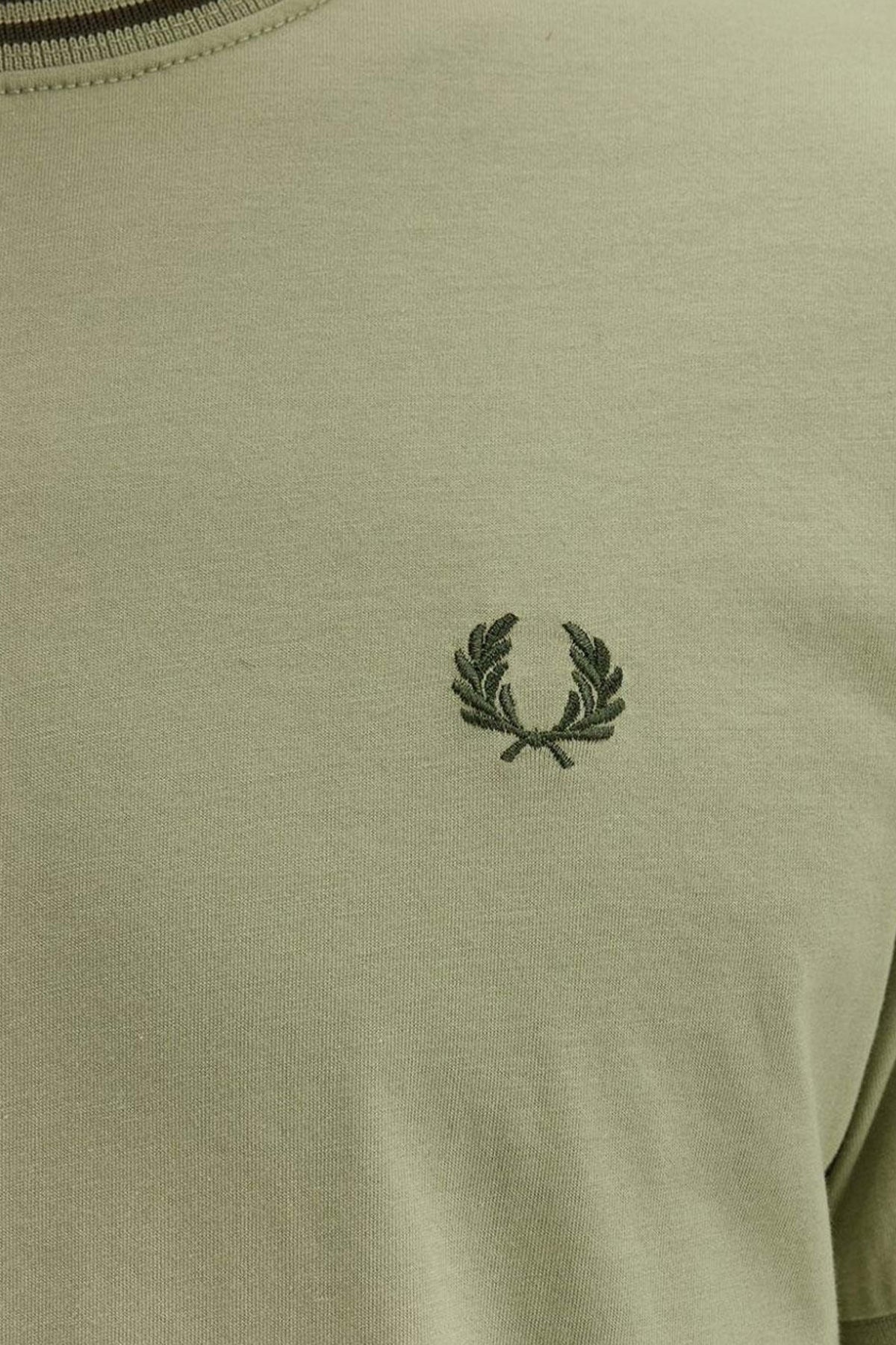 FRED PERRY  TWIN TIPPED T-SHIRT en color VERDE  (3)