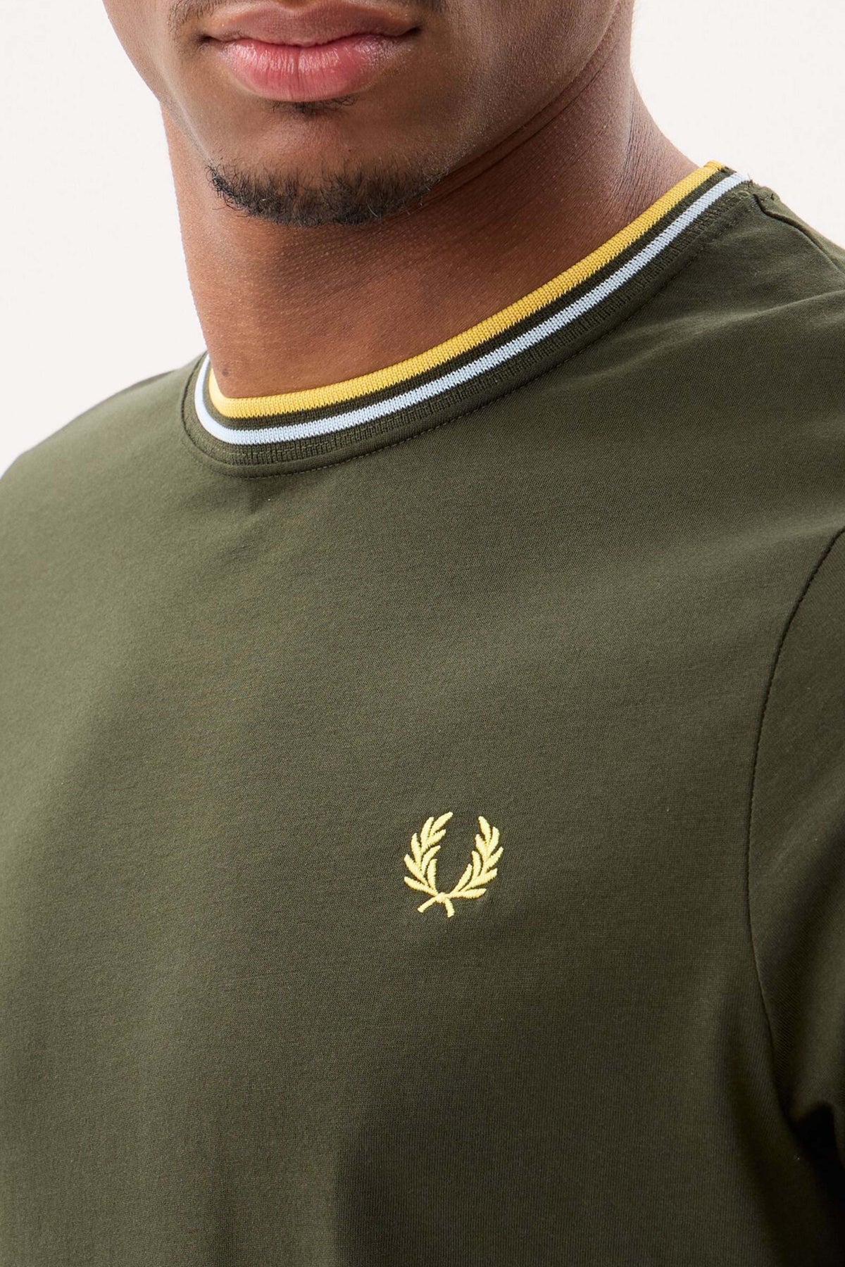FRED PERRY  TWIN TIPPED T-SHIRT en color VERDE  (3)